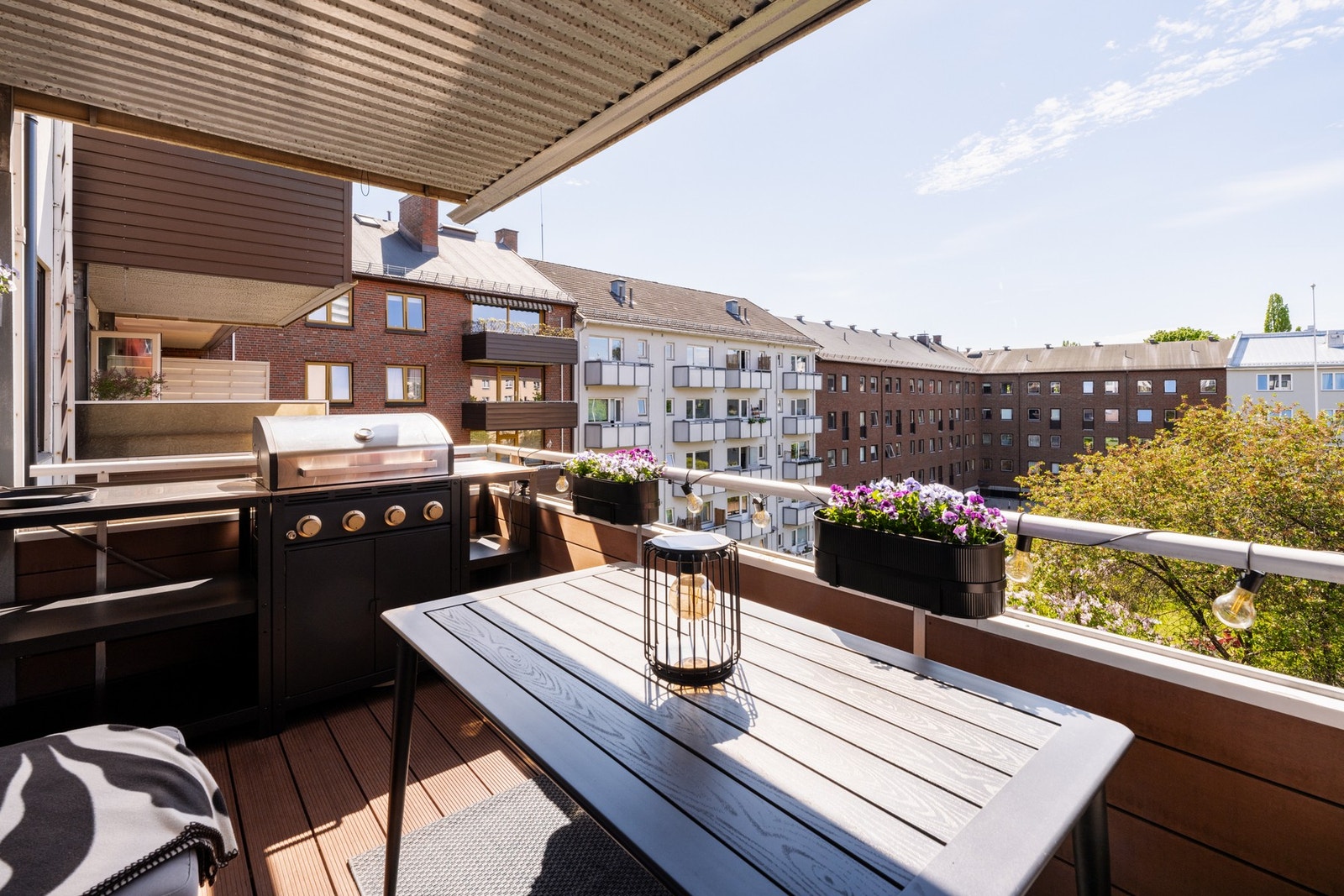 Romslig balkong med mange møbleringsmuligheter. Her er det plass til både stor sittegruppe og eget utekjøkken om ønskelig. Galleribilde