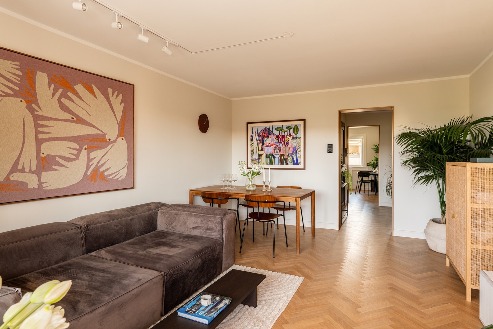 Stuen har god plass til flere soner, både sofagruppe og spiseplass. Galleribilde