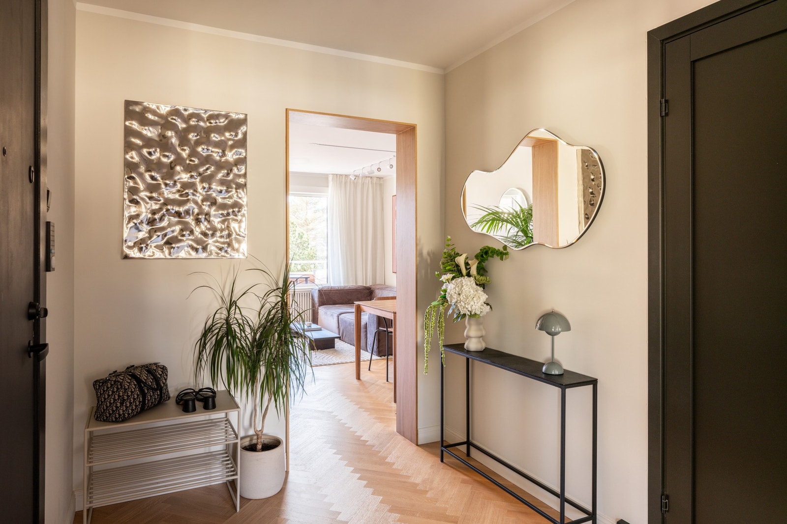 Romslig entré med gode oppbevaringsmuligheter! Galleribilde