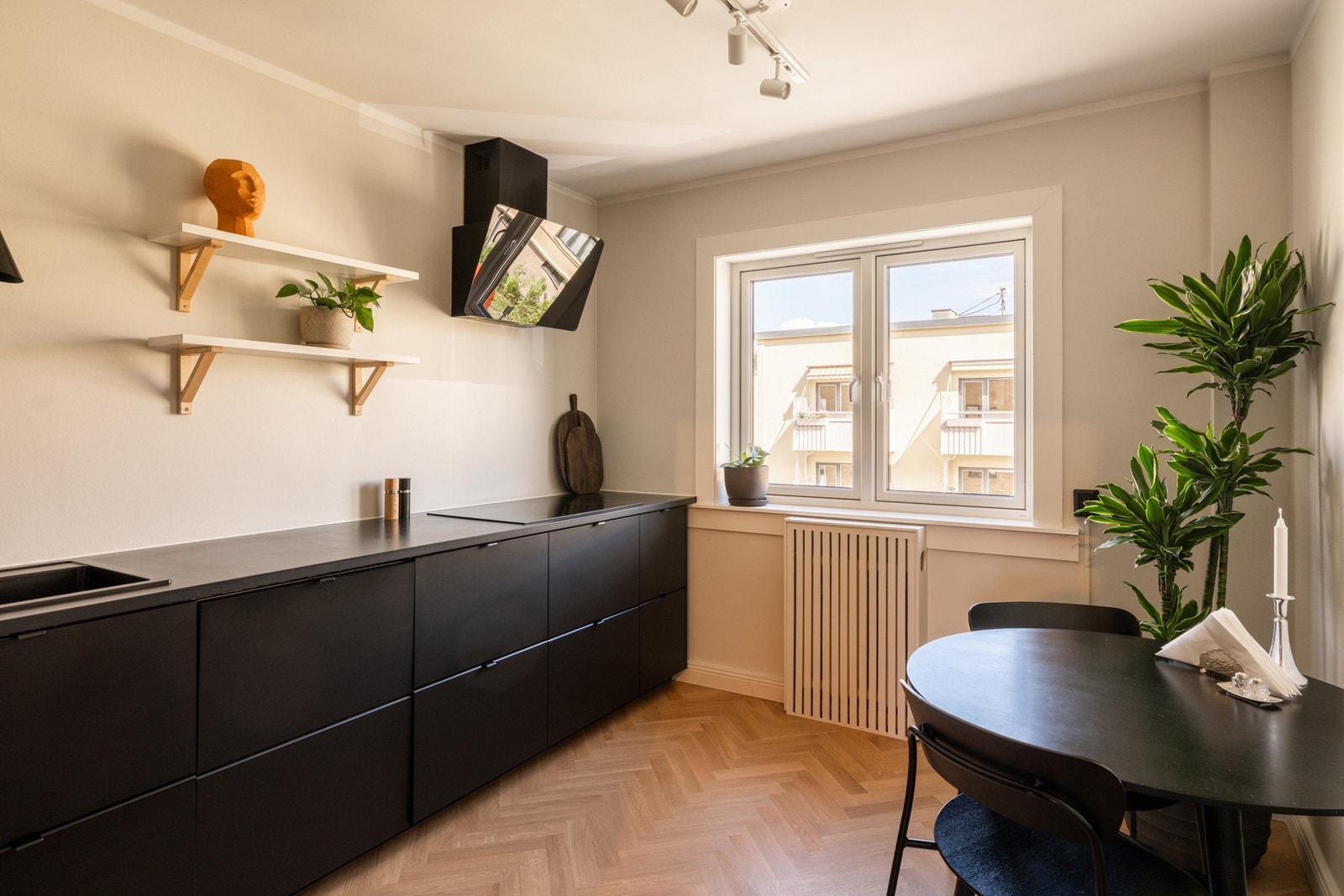 Plass til spisebord også på kjøkkenet - perfekt for helgefrokosten. Galleribilde