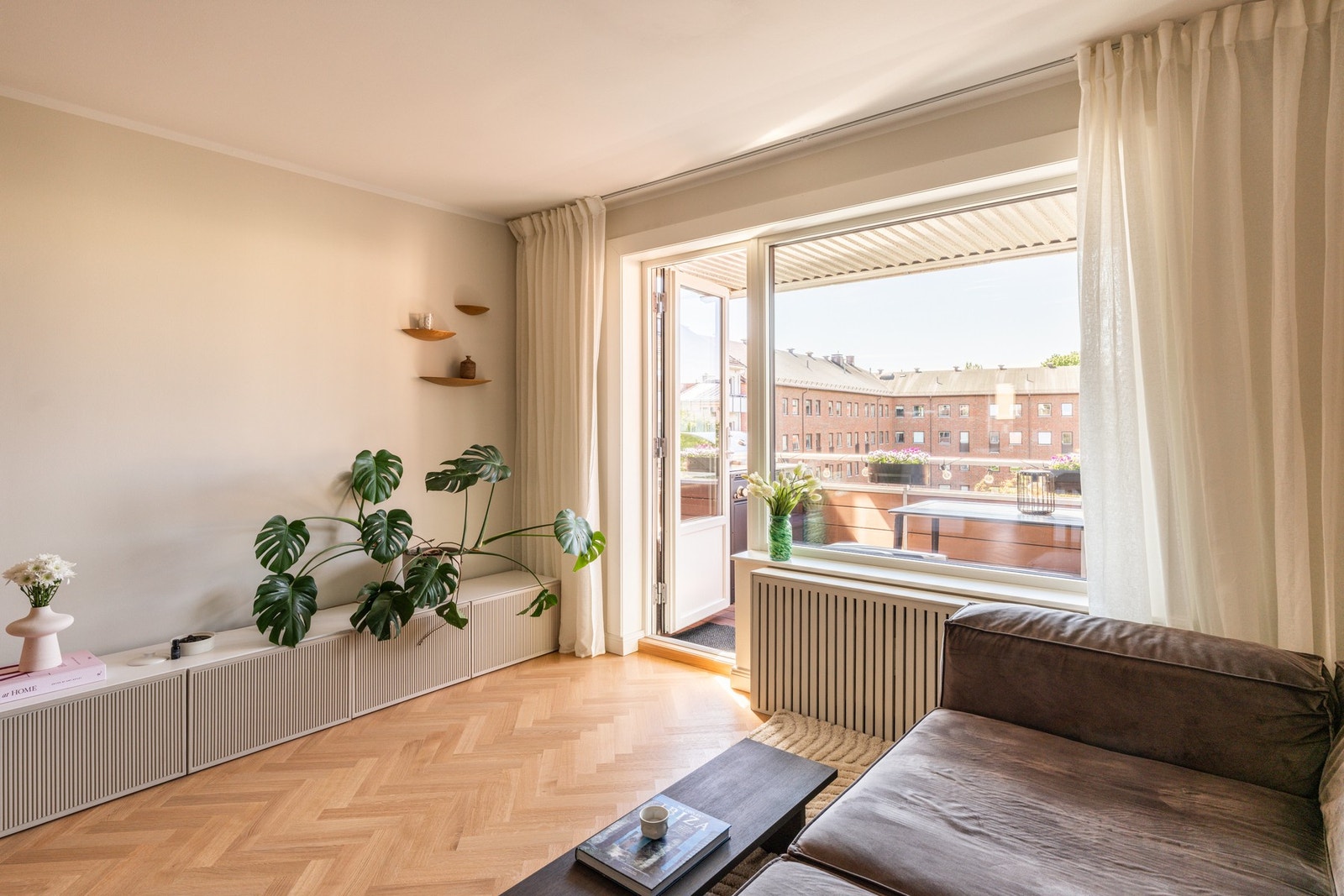 Stuen oppleves lys og luftig, med rikelig naturlig lys fra store vindusflater. Galleribilde