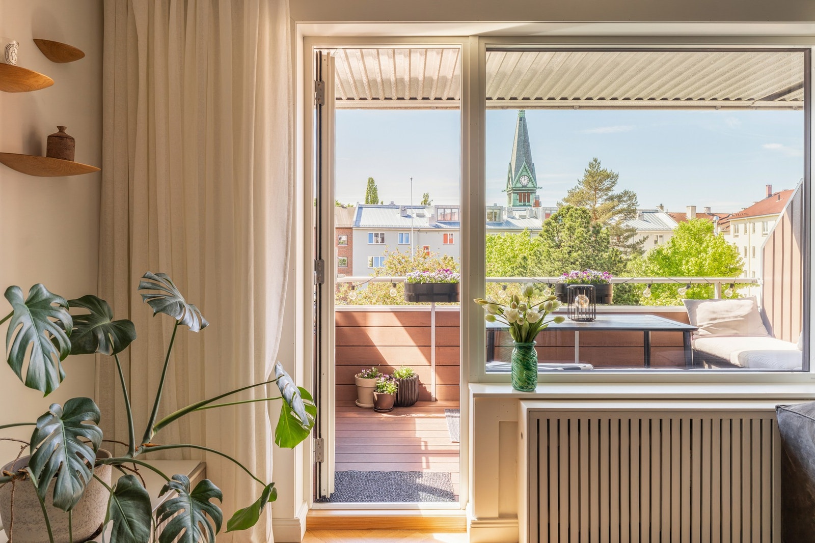 Flott og naturskjønt utsyn fra stuen mot bakgård og Sagene kirkespir. Galleribilde