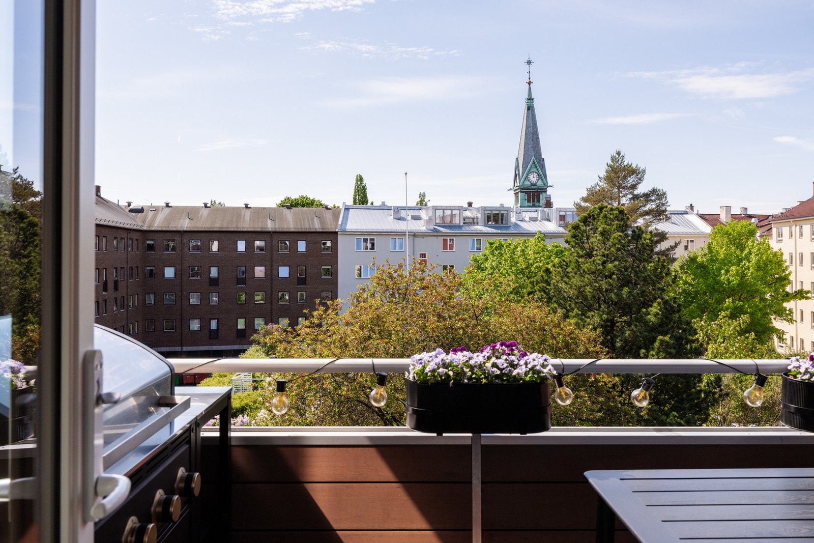 Balkongen med nydelig utsyn mot skjermet, frodig bakgård og Sagene kirkespir. Galleribilde