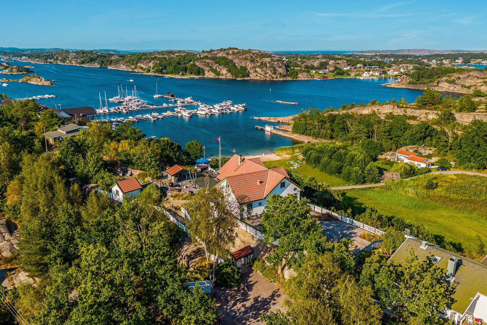Området byr på golfklubb, tennisbaner og flotte turmuligheter i vakker natur. Galleribilde
