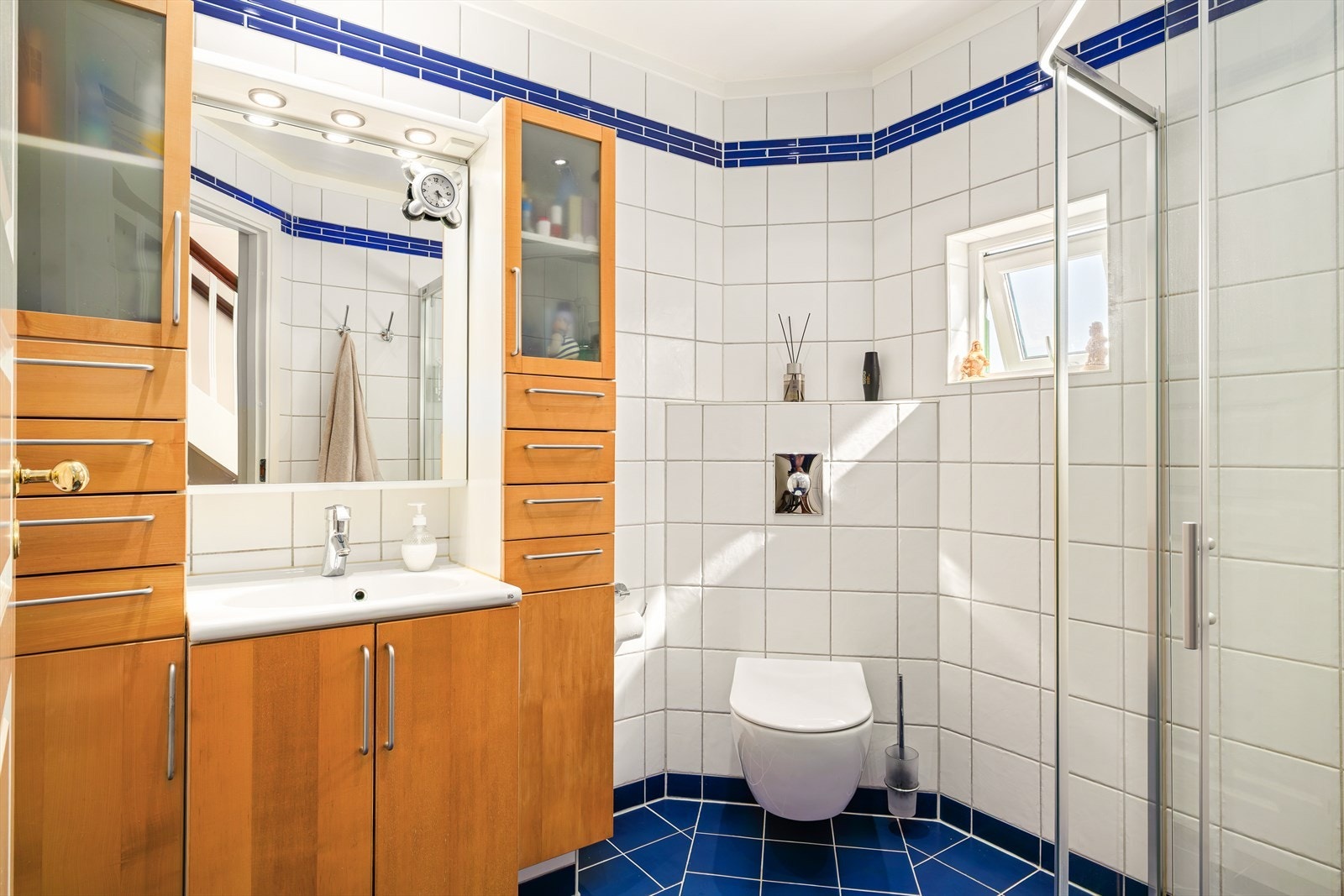 Opplegg for vaskemaskin er etablert på det ene badet. Galleribilde