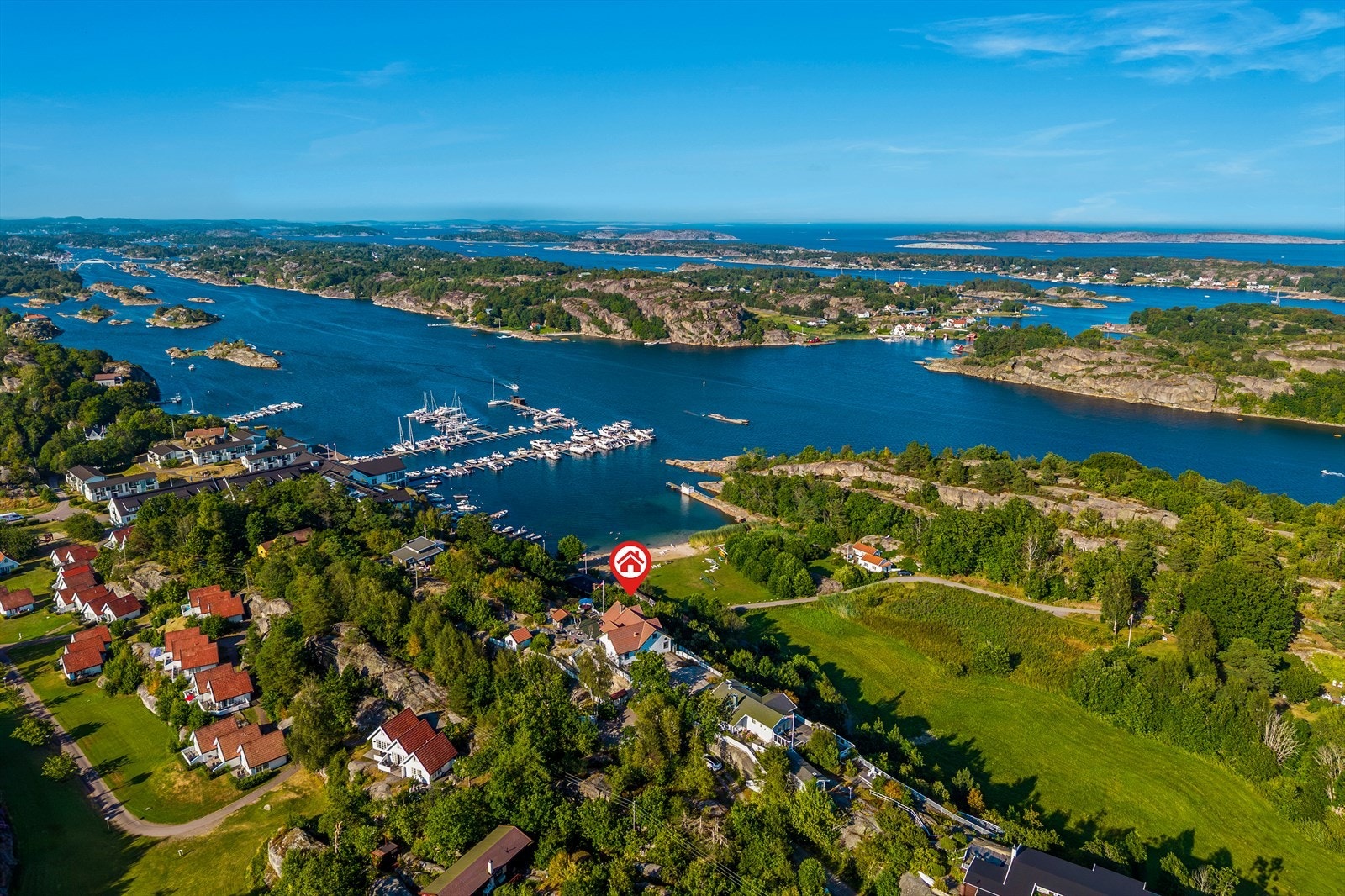 Like bortenfor hytta ligger det et Scandic-hotell med havn, badstue og anerkjent restaurant. Galleribilde