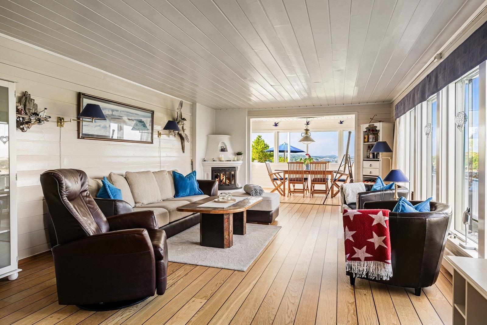 Store vinduer i tre retninger slipper inn rikelig med naturlig lys. Galleribilde