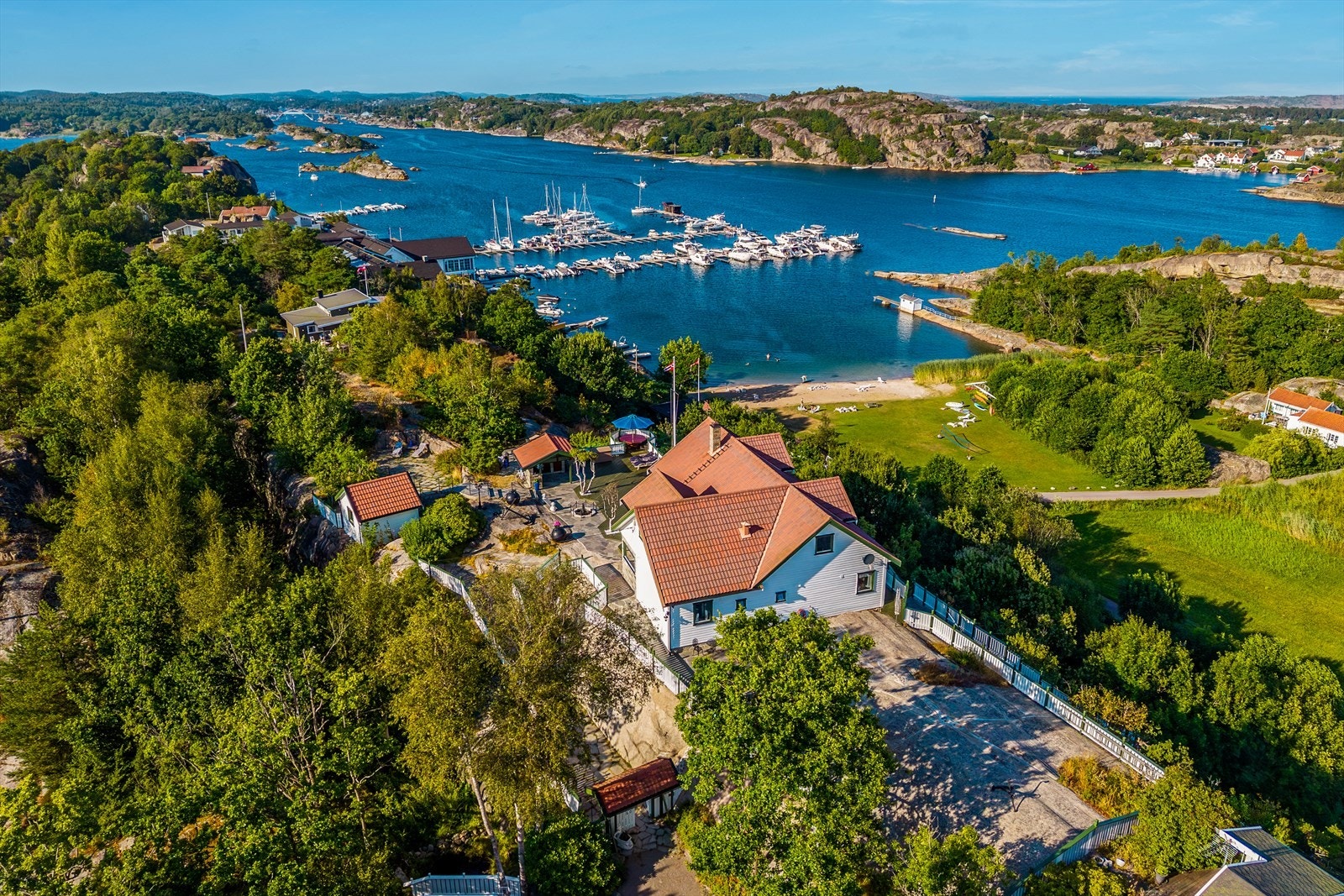 Eiendommen oppleves som en privat oase med mye boltreplass for store og små. Galleribilde