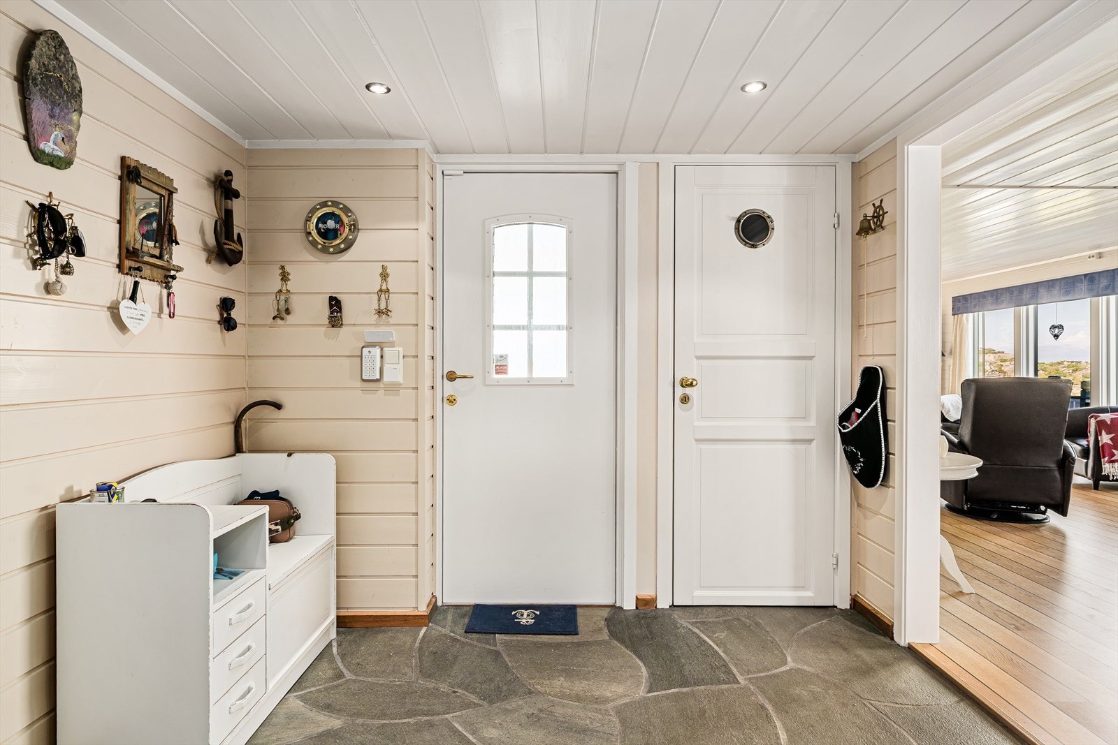 Entreen gir et godt førsteinntrykk med skifergulv og downlights i taket. Galleribilde