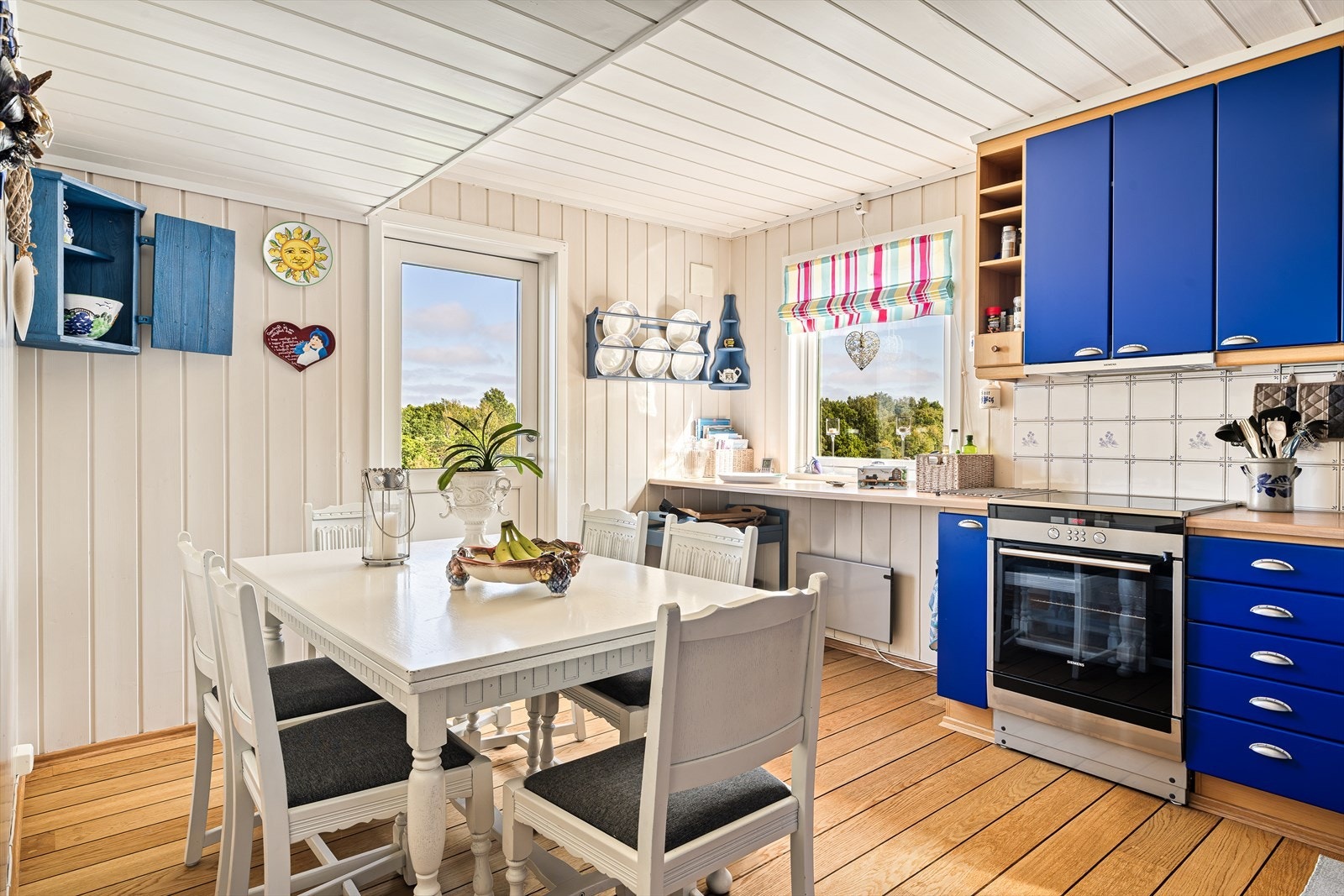 Kjøkkenet har plass til et spisebord, perfekt for koselige frokoster og rolige morgenstunder. Galleribilde