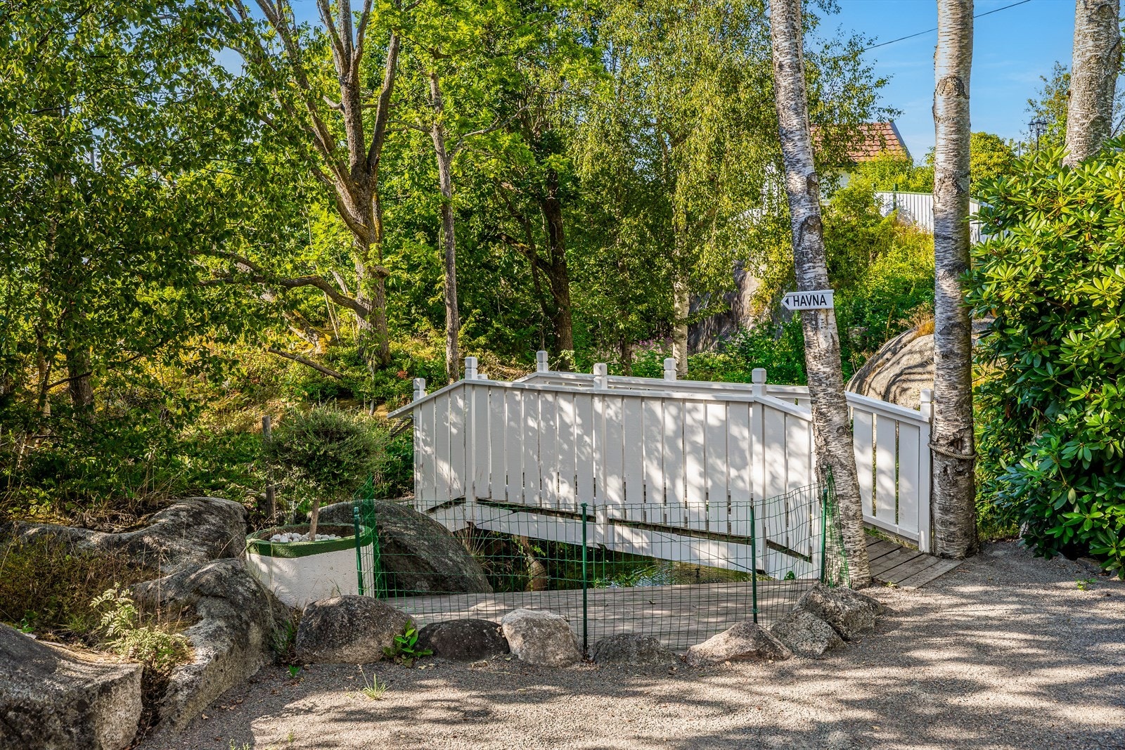 Detaljer som en liten karpedam med bro understreker idyllen på eiendommen. Galleribilde