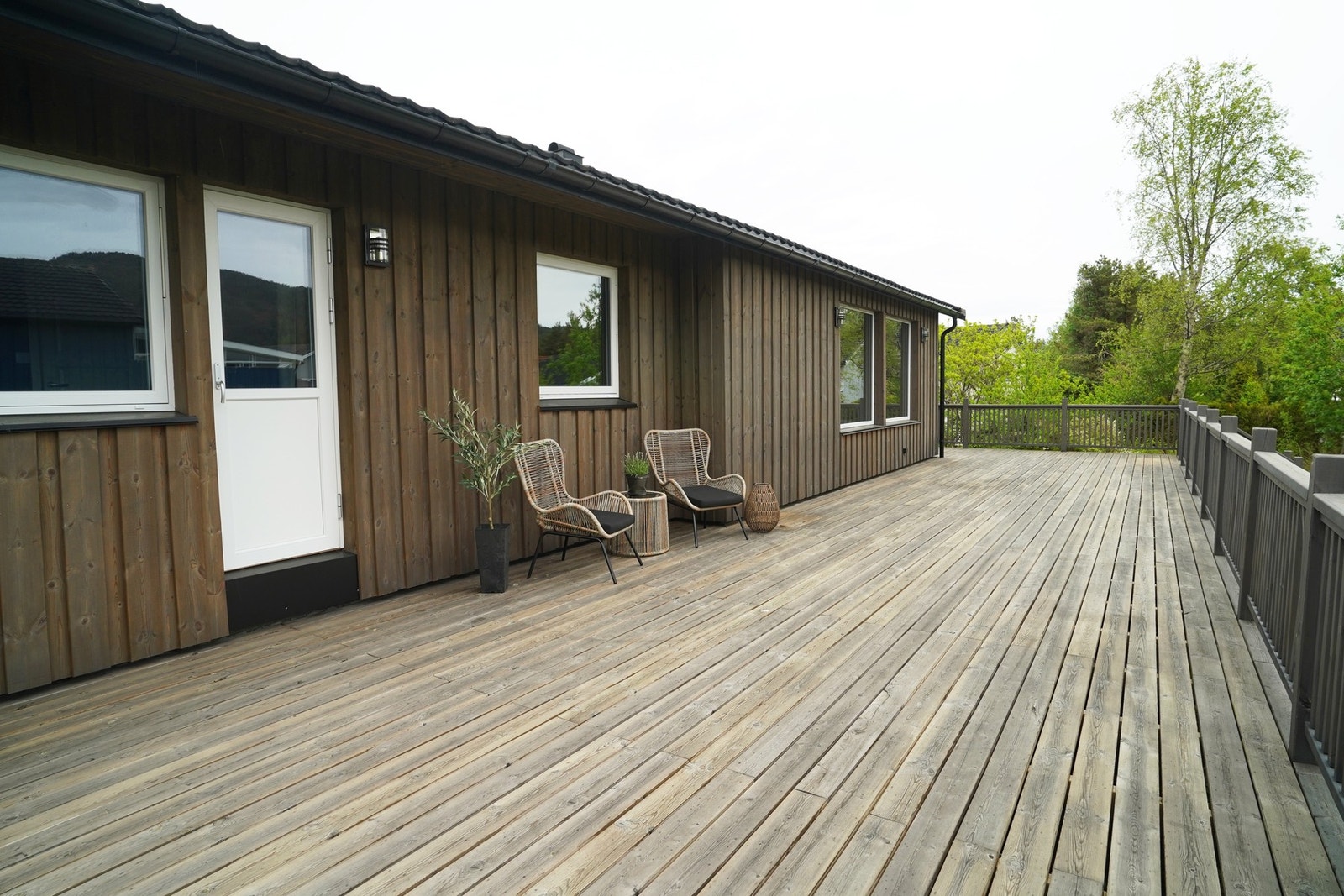 Stor og flott terrasse hvor man kan nyte flotte sommerdager Galleribilde