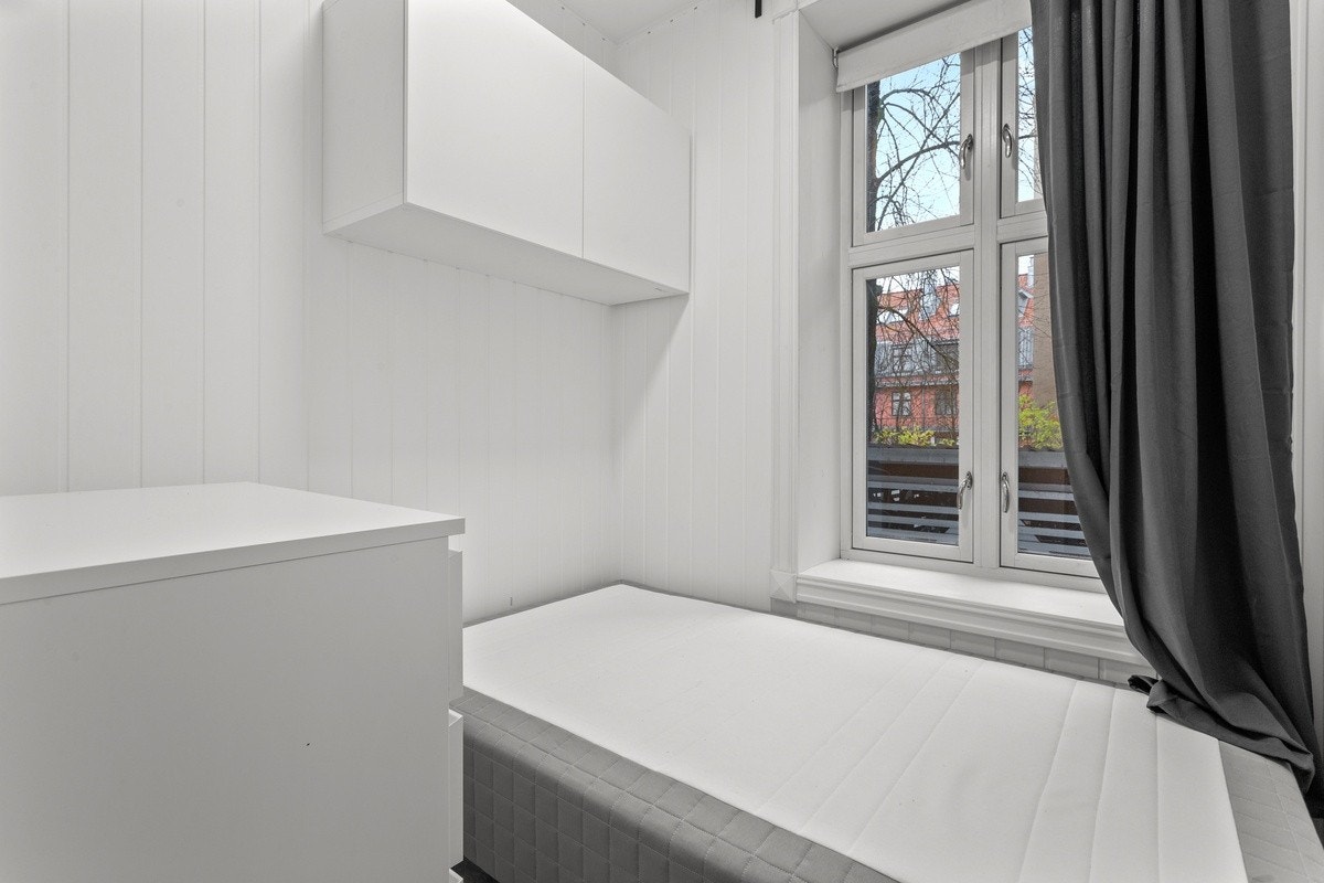 Sov 3 - møblert med 120 seng, kommode og overskap Galleribilde