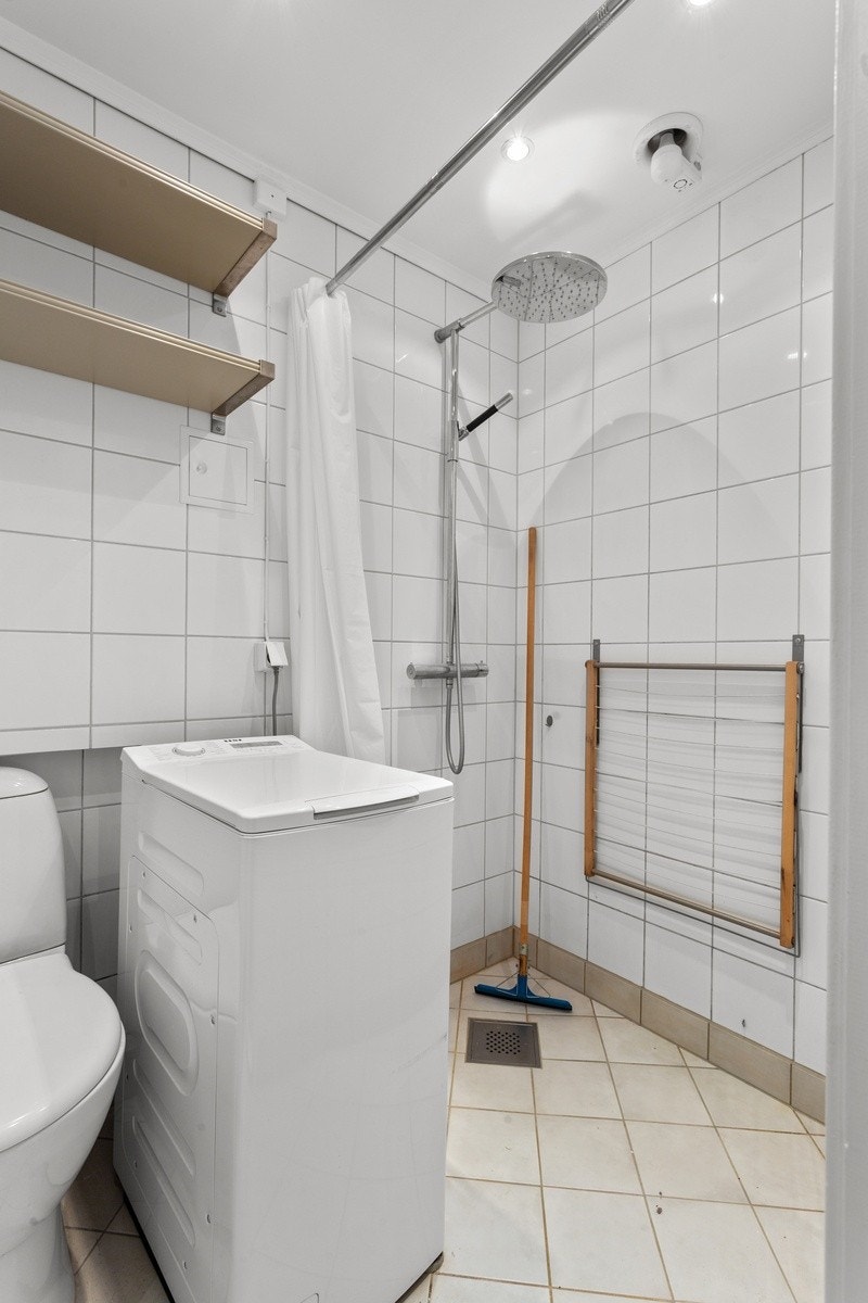 Bad med vaskemaskin og varmekabler Galleribilde