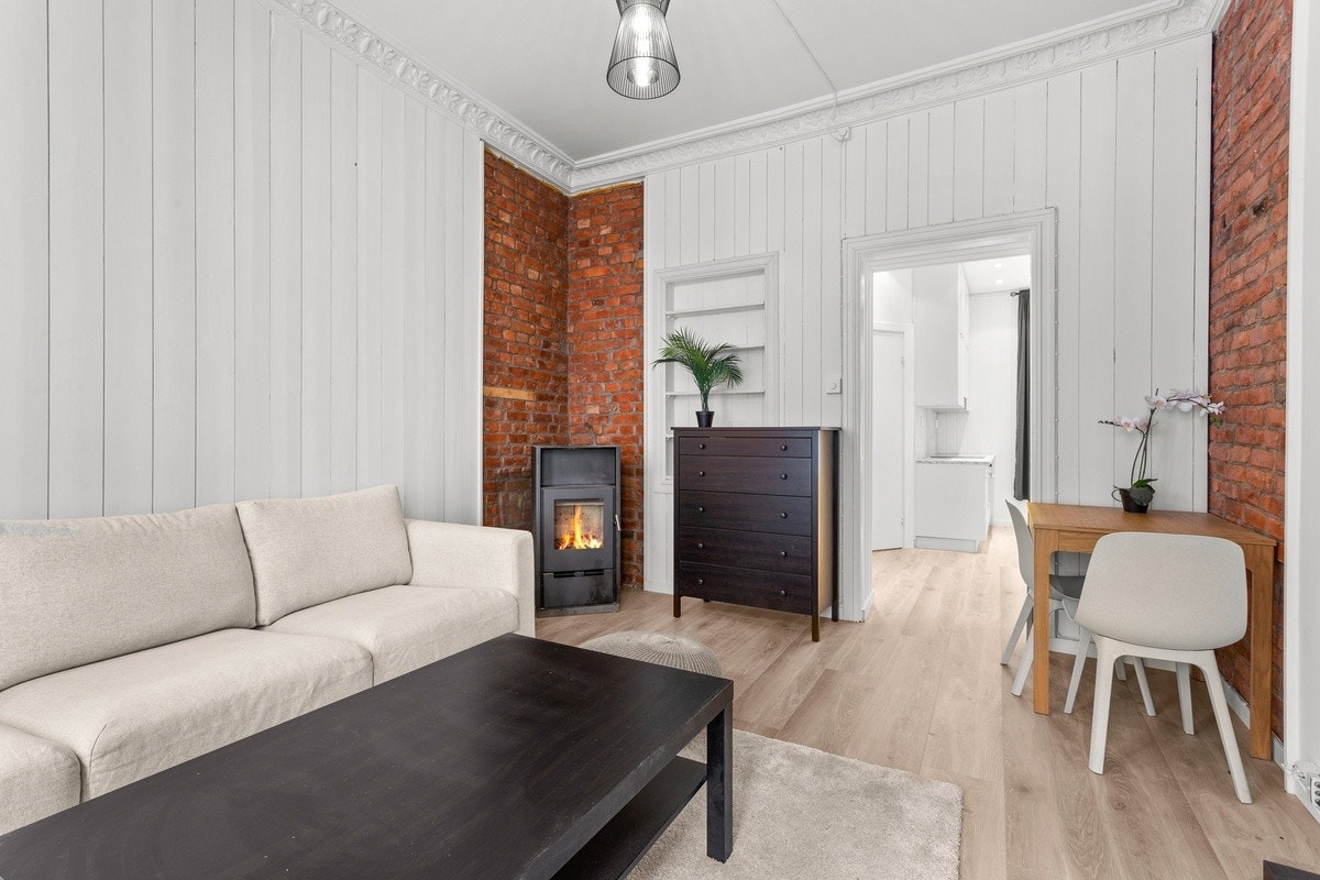 Koselig stue med peis Galleribilde