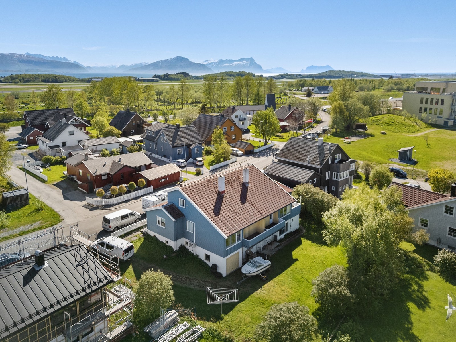 EiendomsMegler 1 Bodø - Stormen Midtbyen - Innholdsrik halvpart av vertikaldelt bolig | Stor og solrik hage |