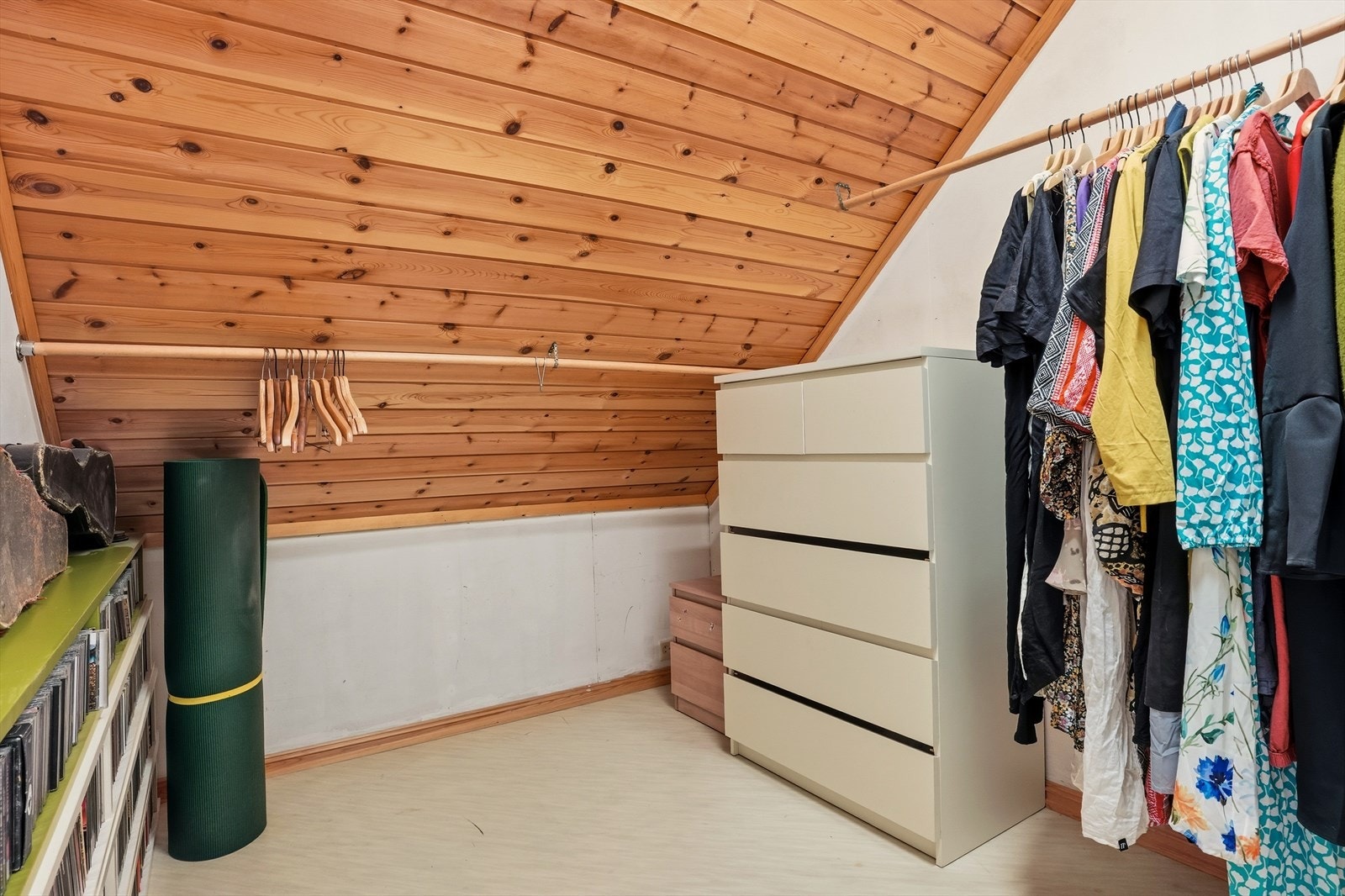 Bod/walk-in, inn fra soverom 1 av 2 i loftsetasjen. Galleribilde
