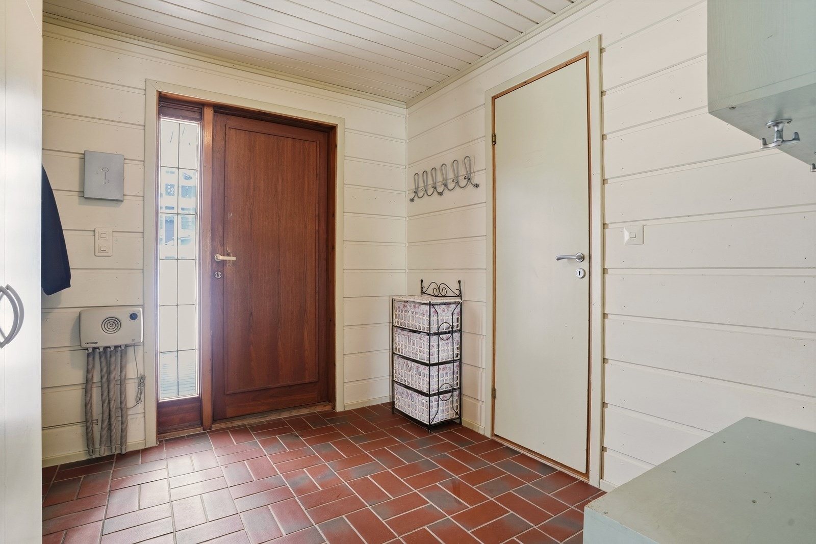 Velkommen inn! Romslig gang, med umiddelbar tilgang på 1 av 2 baderom. Galleribilde