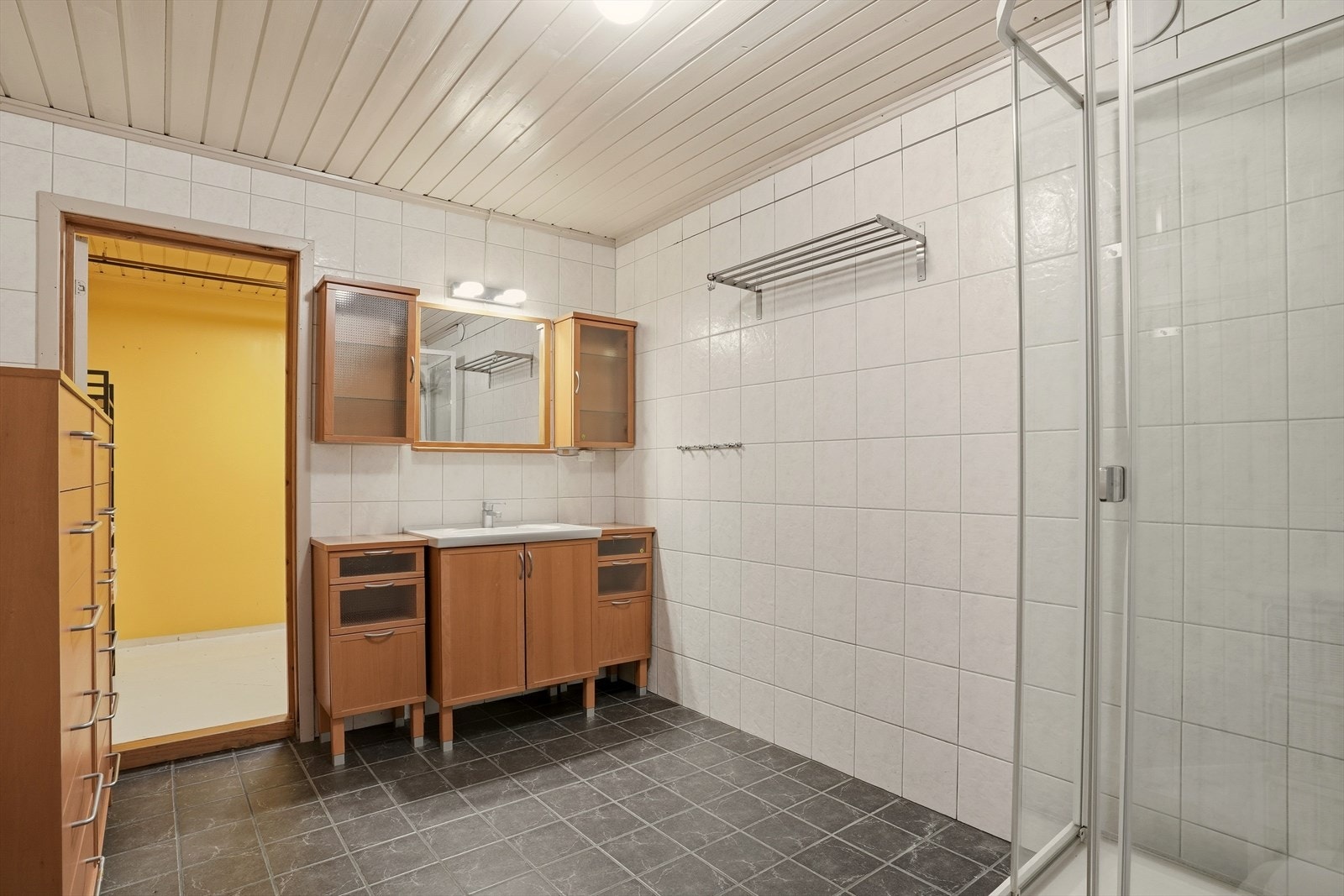 Badet er flislagt på gulv og vegger. Galleribilde