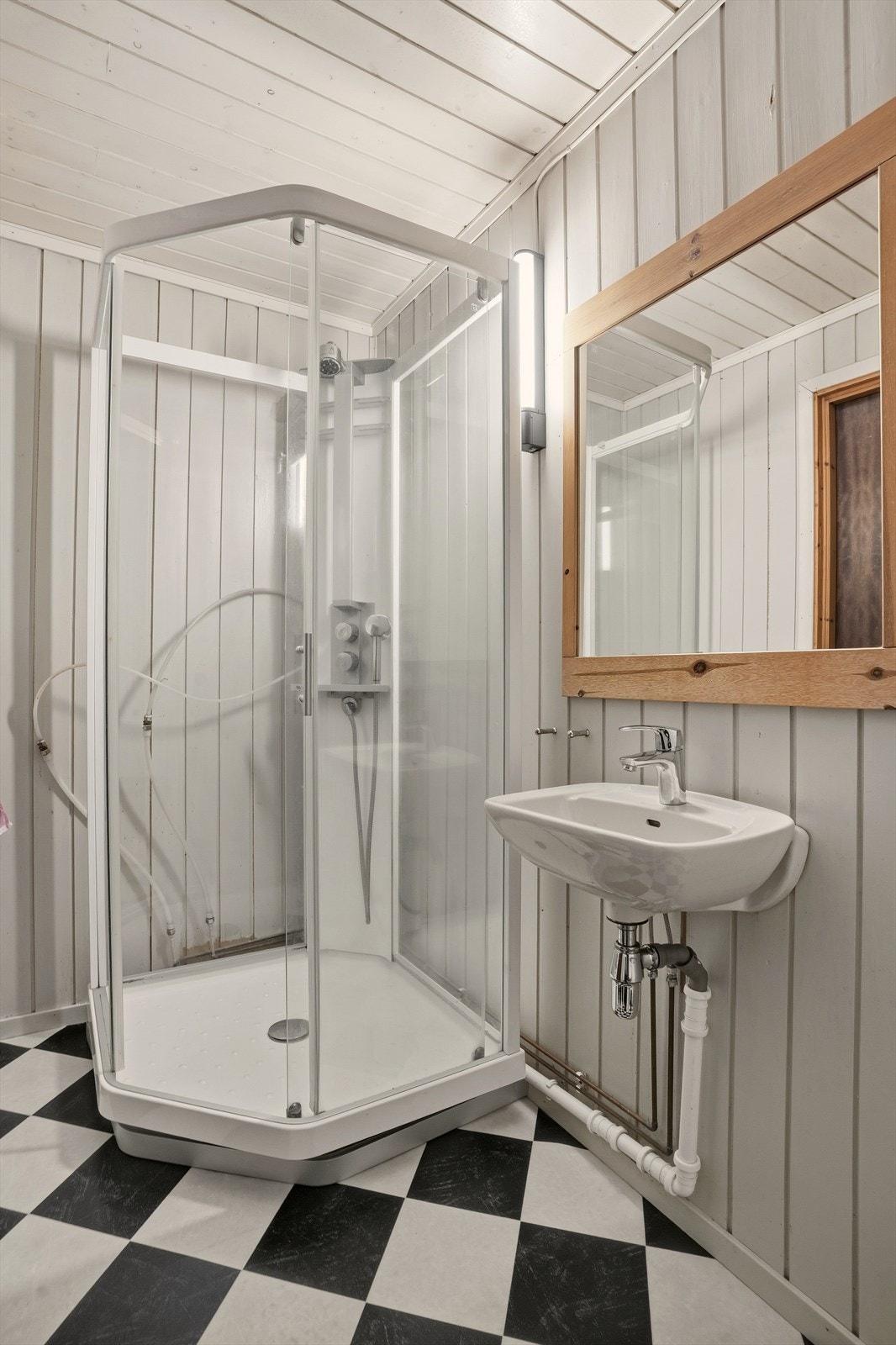 Badet er utstyrt med dusjkabinett og WC. Galleribilde