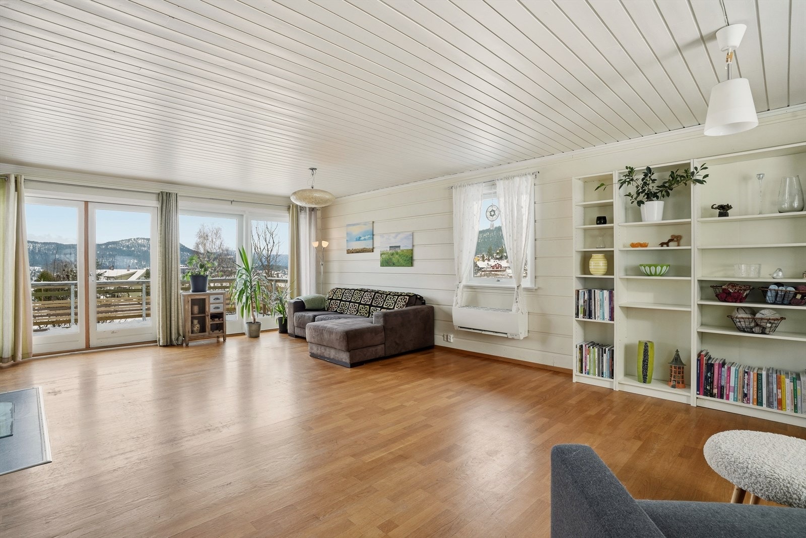 Stuerommet er et lyst og åpent oppholdsrom med flott utsikt! Galleribilde