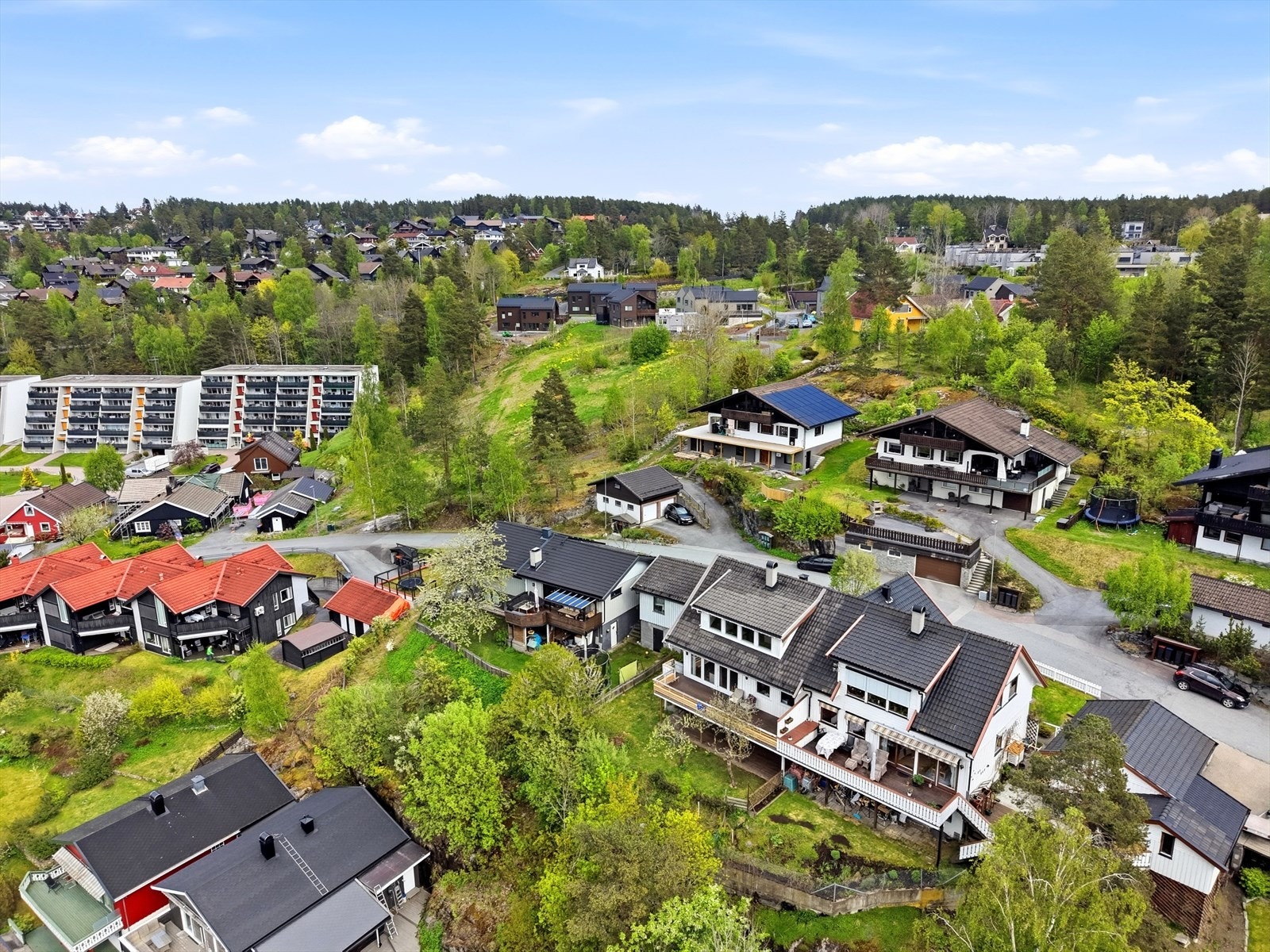 Fra eiendommen er det kort vei til turstier og friområder, som gir tilgang på frodige omgivelser i umiddelbar nærhet fra egen eiendom. Galleribilde