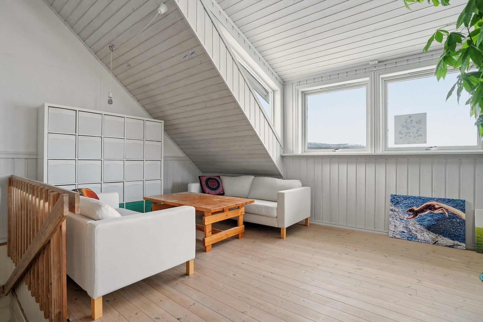 Boligen ble oppgradert med takoppløft på 90-tallet, og fikk da innredet loftstue over hovedetasjen. Galleribilde
