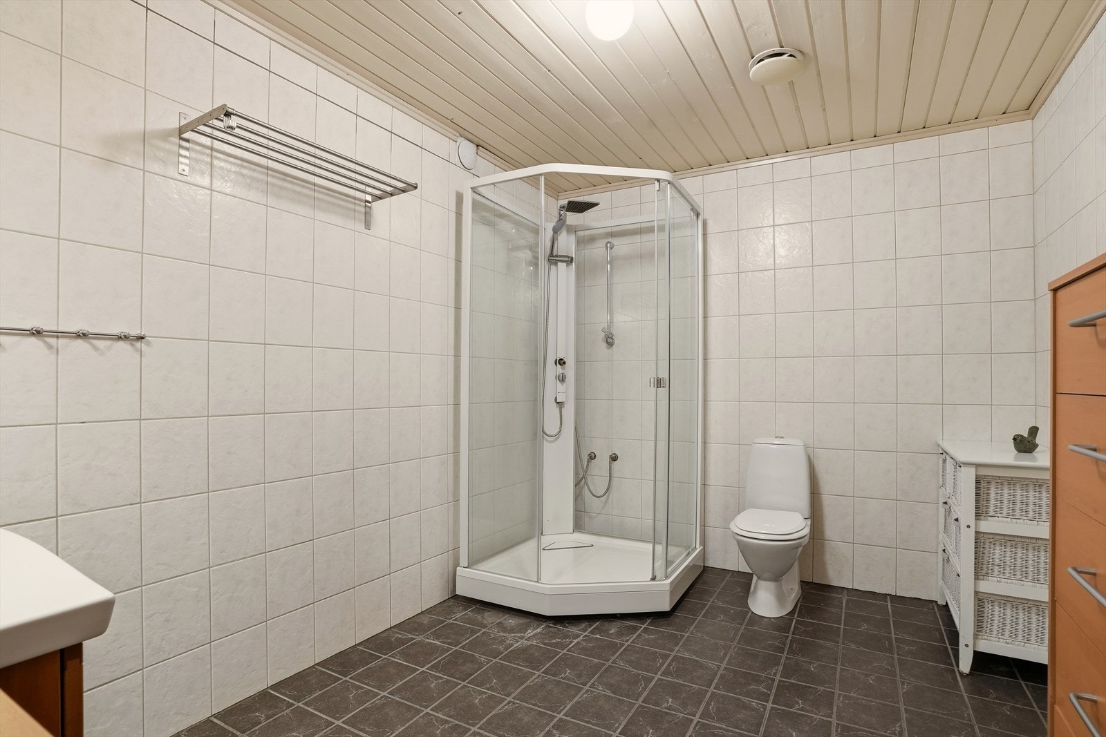 Nede finner man baderom nummer 2. Også her er rommet ustyrt med dusjkabinett og WC. Galleribilde