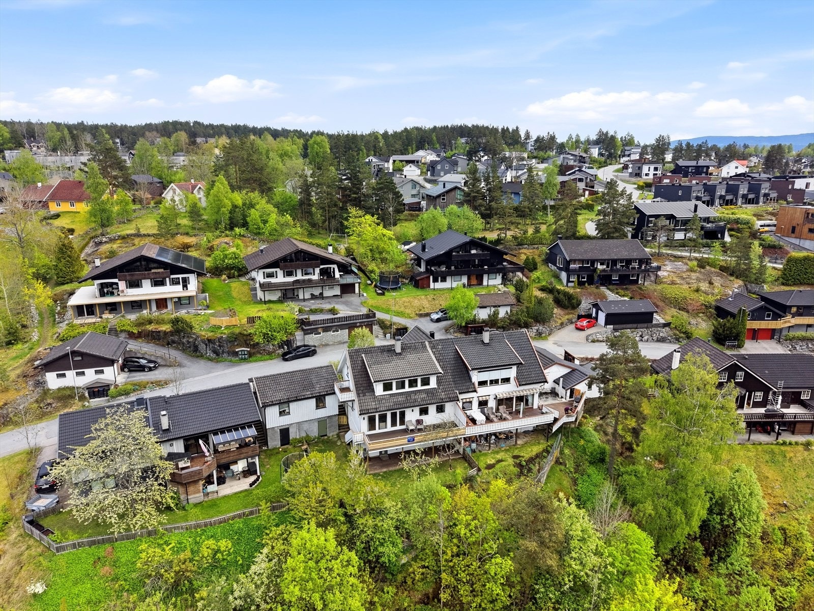 Boligen ligger som en av de øverste eiendommene i Stertebakke, en privat og rolig blindvei, med gangsti videre opp til det nye feltet på Gamlegrendåsen Nord. Galleribilde