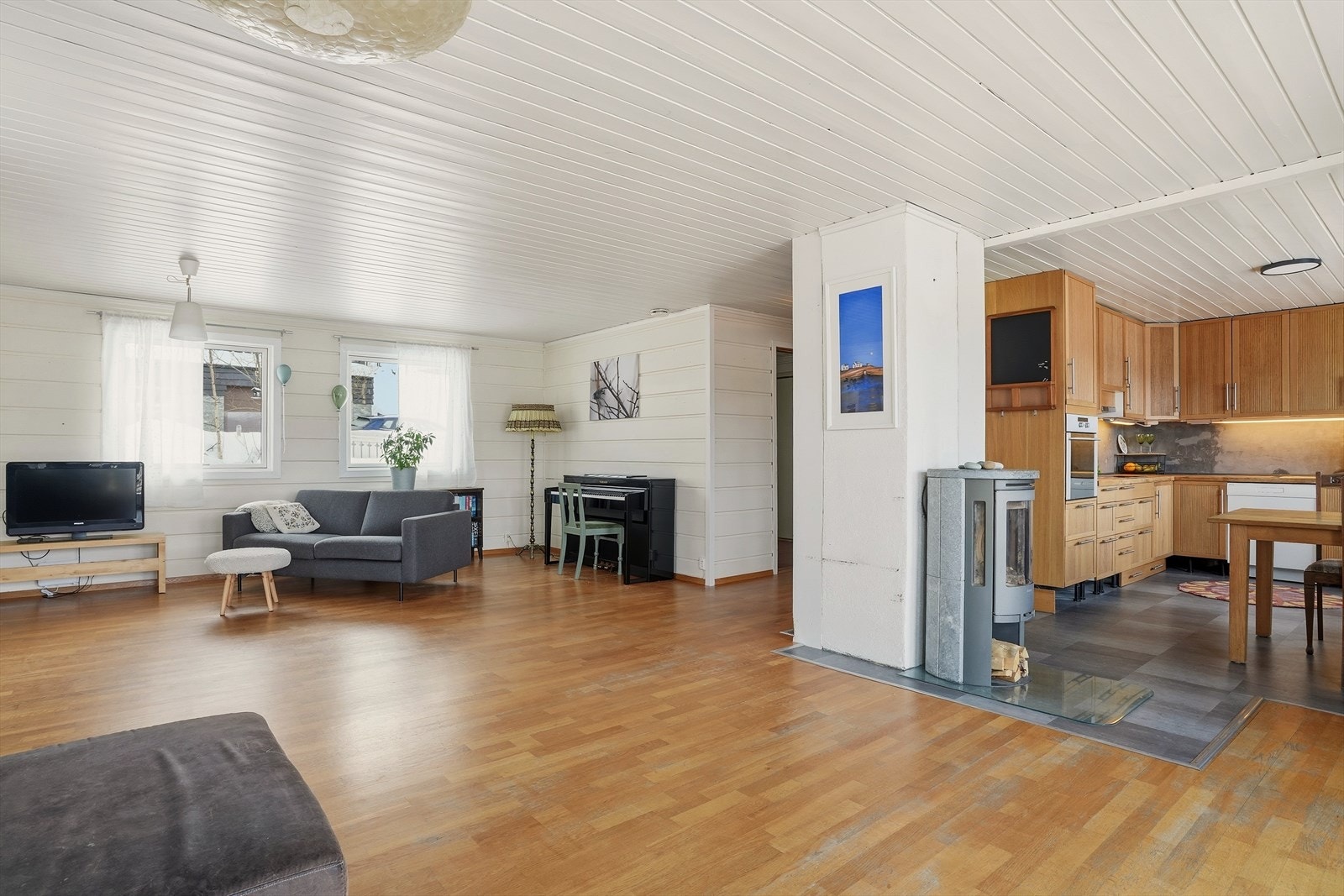 I nyere tid er det også satt inn en klebersteinspeis i boligen, mellom stuedel og kjøkken. Galleribilde