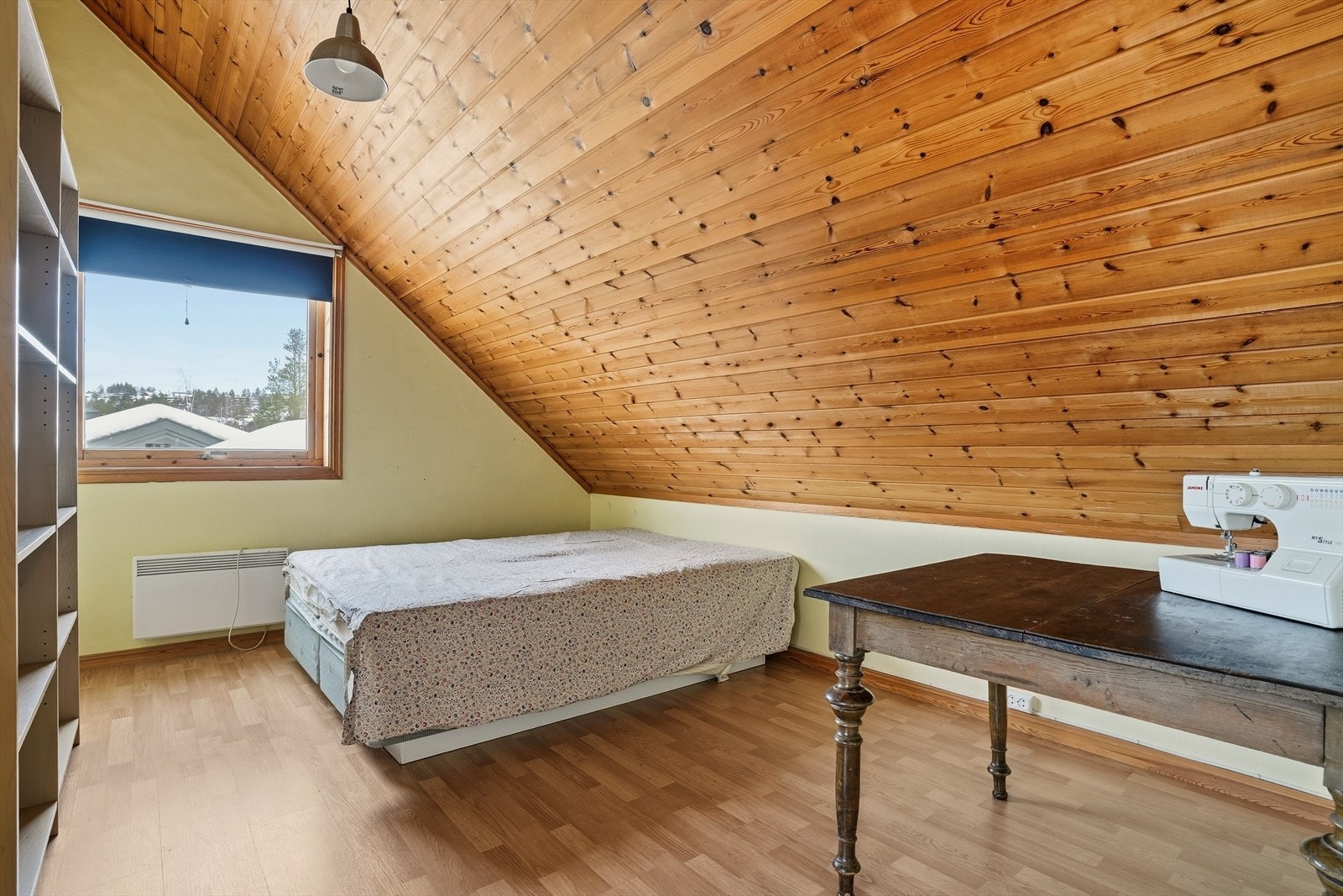 1 av de 2 soverommene på loftet. (Det andre soverommet er ikke avbildet i annonsen) Galleribilde