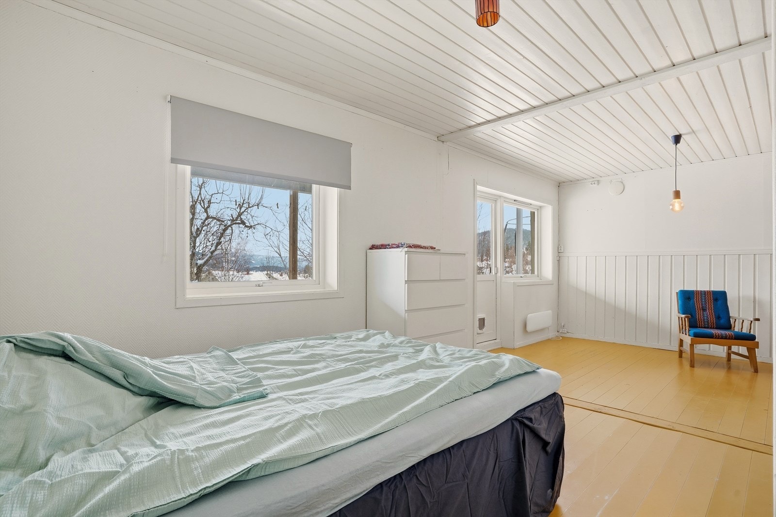 Utgang til hage i front. Også her med gode vindusflater. Galleribilde