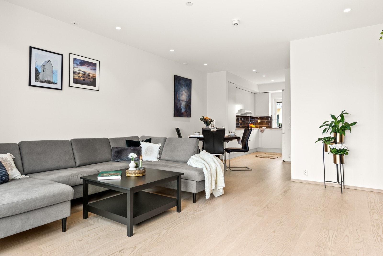 Gjennomgående parkett på gulv og slette, lyse vegger gir et helhetlig og tidløst preg. Galleribilde