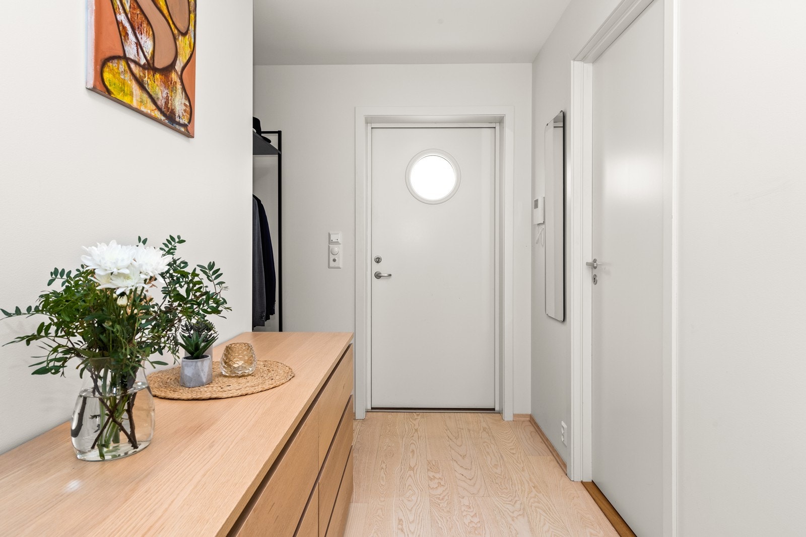 Leiligheten har en gjennomgående god standard med slette, malte veggflater og enstavs parkett. Galleribilde