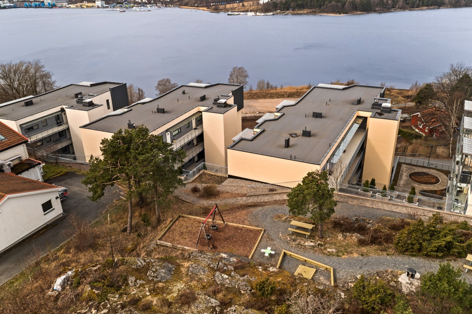 Fellesområdene er pent opparbeidet med lekeplass, plen og beplantning, noe som gjør området barnevennlig. Galleribilde