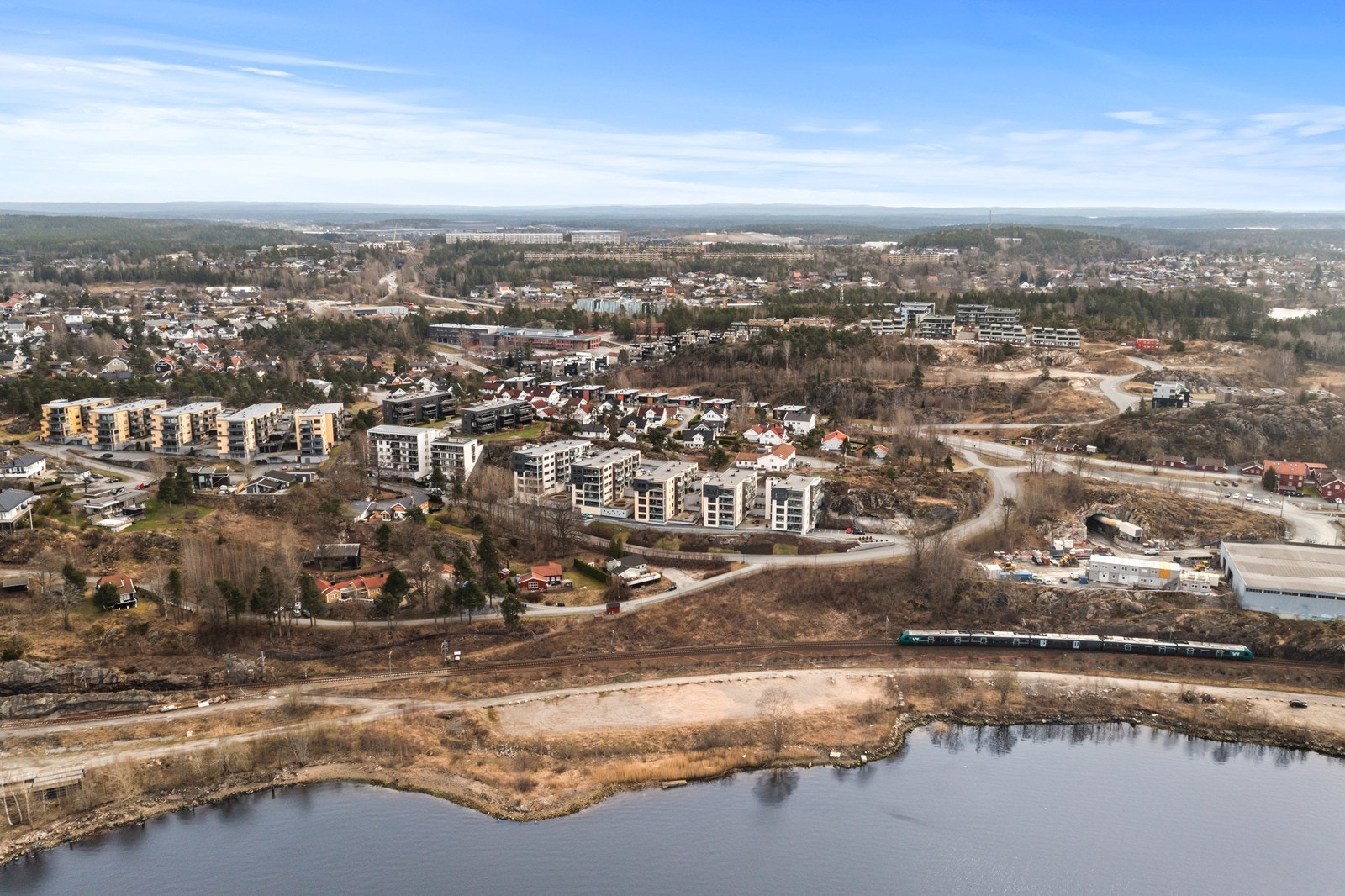 Beliggenhet i et attraktivt og populært boligområde i Røysåsen. Galleribilde