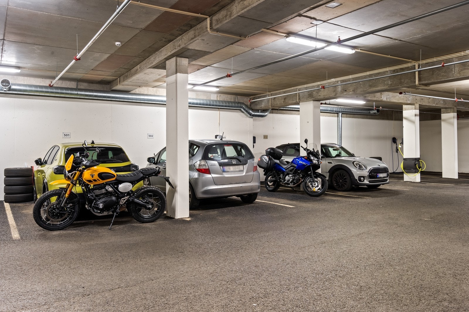 Seksjonen disponerer en egen garasjeplass i felles garasjekjeller. Galleribilde