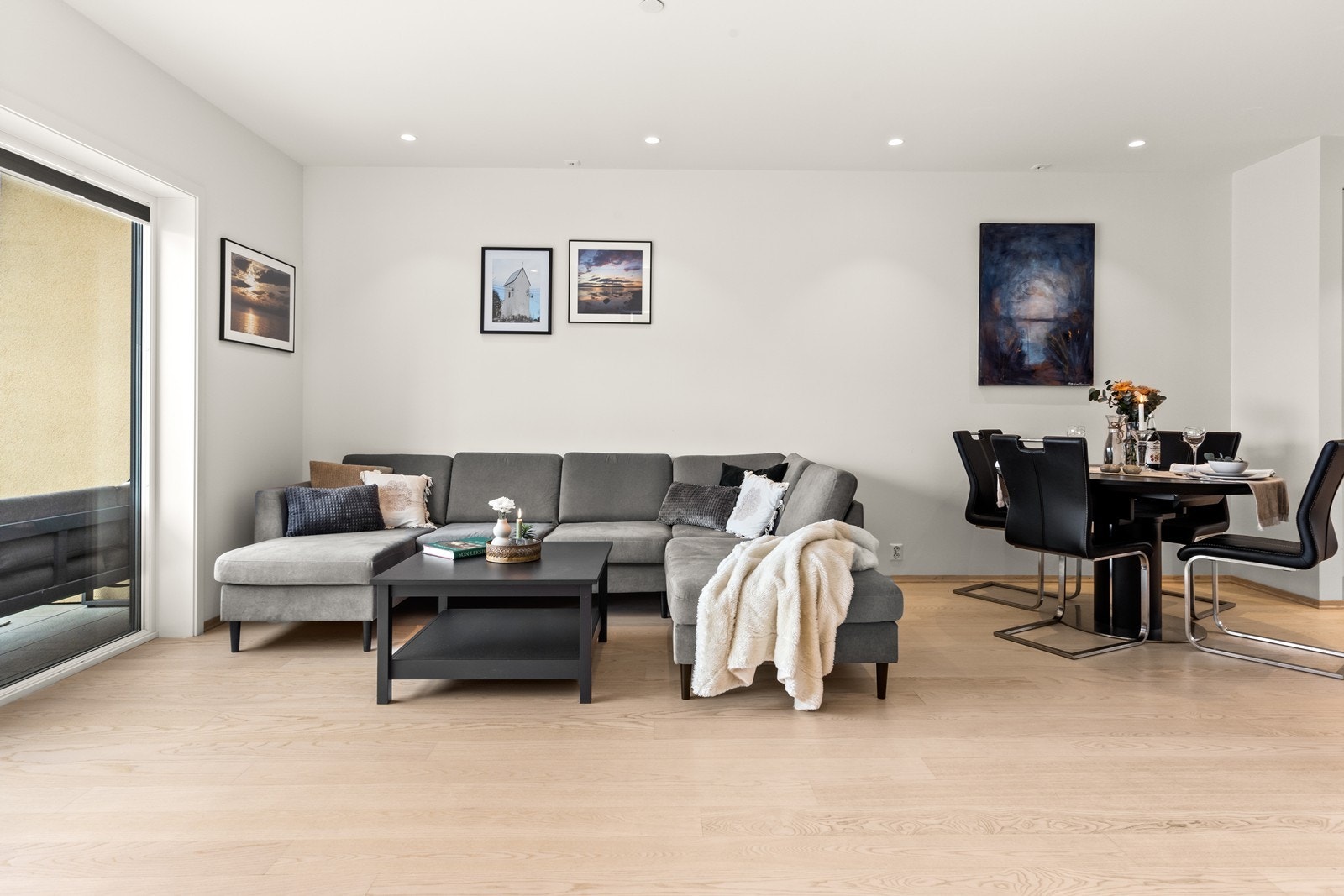 Stuen er romslig og lett å møblere, med god plass til både sofagruppe og spisebord. Galleribilde