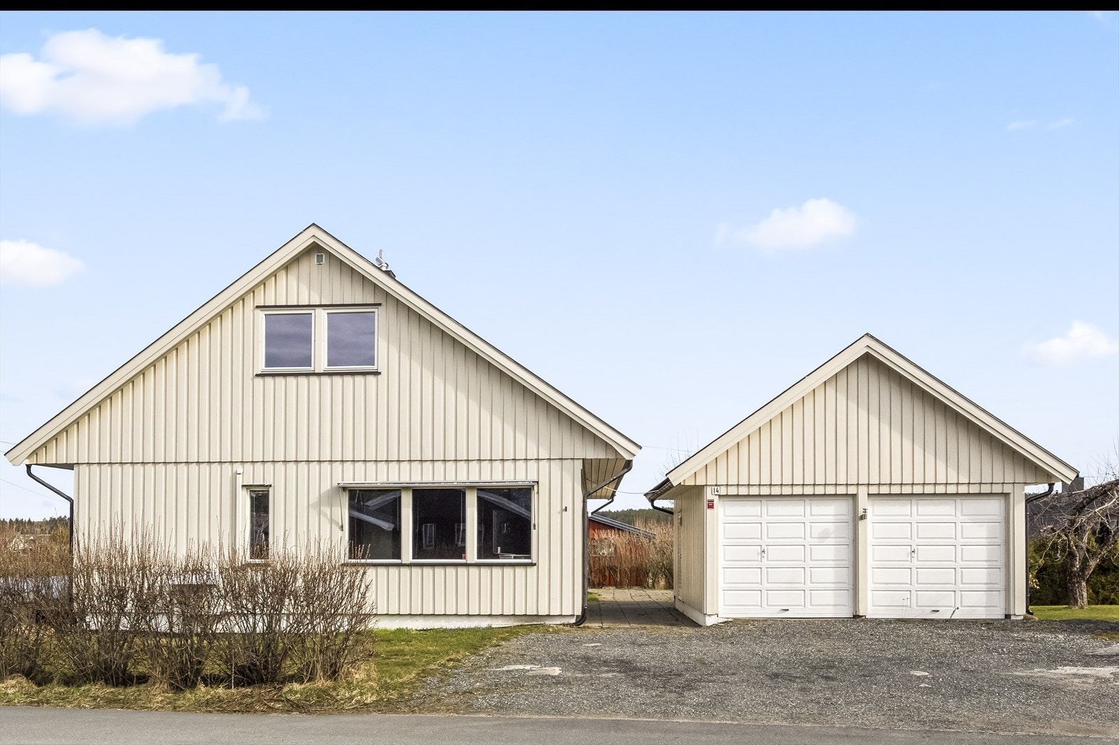Velkommen til Gunnerødveien 14! En innholdsrik enebolig med en fleksibel planløsning over to etasjer, sentralt i Svinndal. Galleribilde