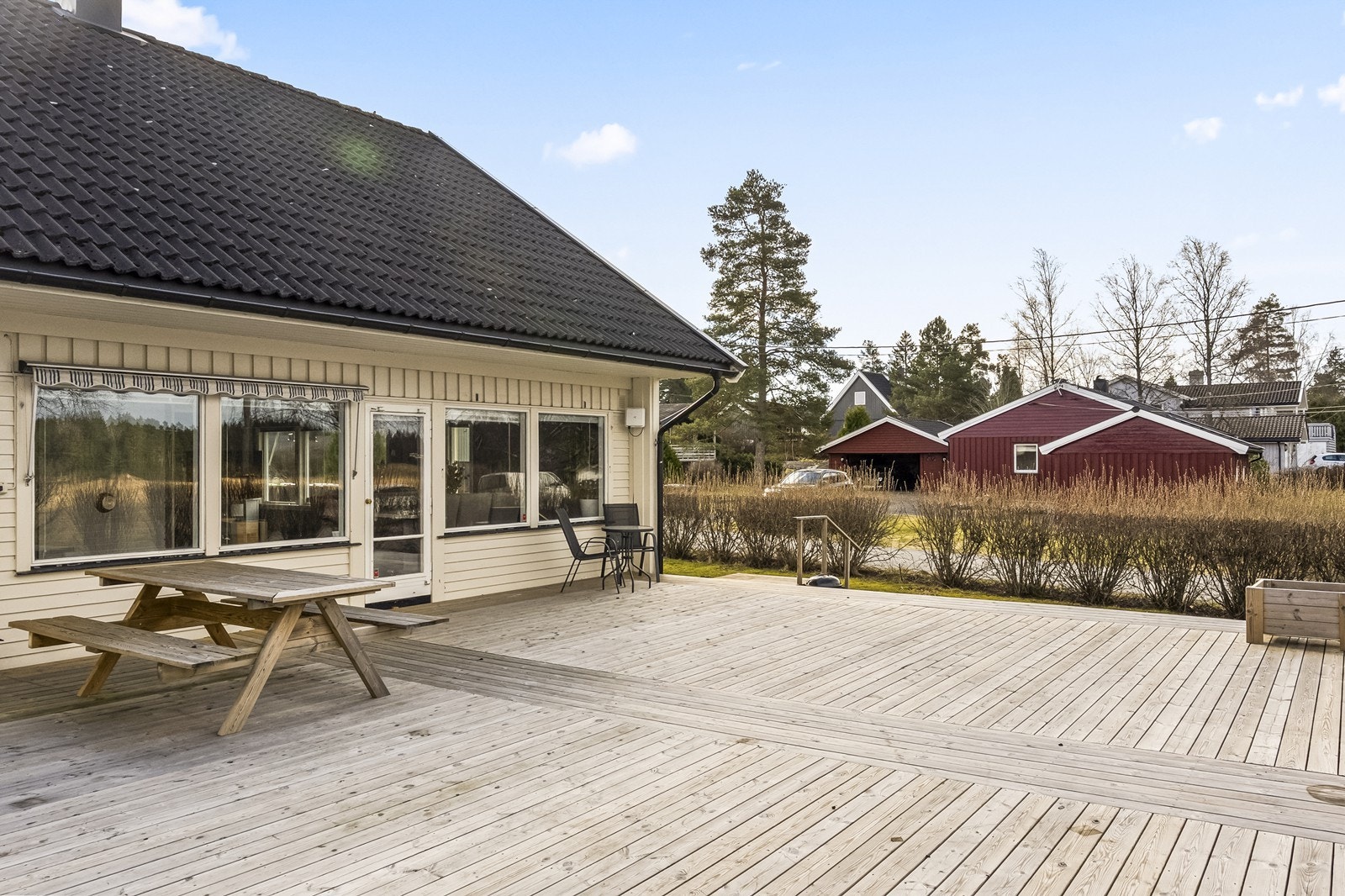 Terrassen er en naturlig forlengelse av stuen og et samlingspunkt på varme dager. Galleribilde