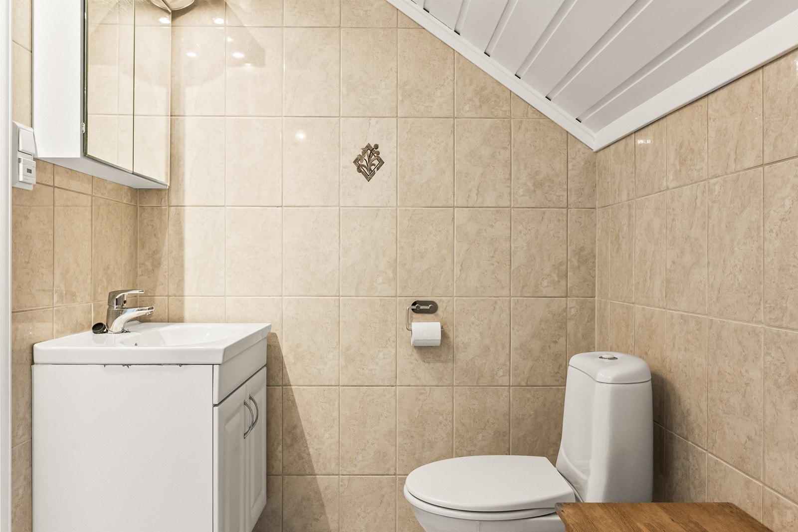 Dette badet er også flislagt og har elektriske varmekabler i gulvet. Galleribilde