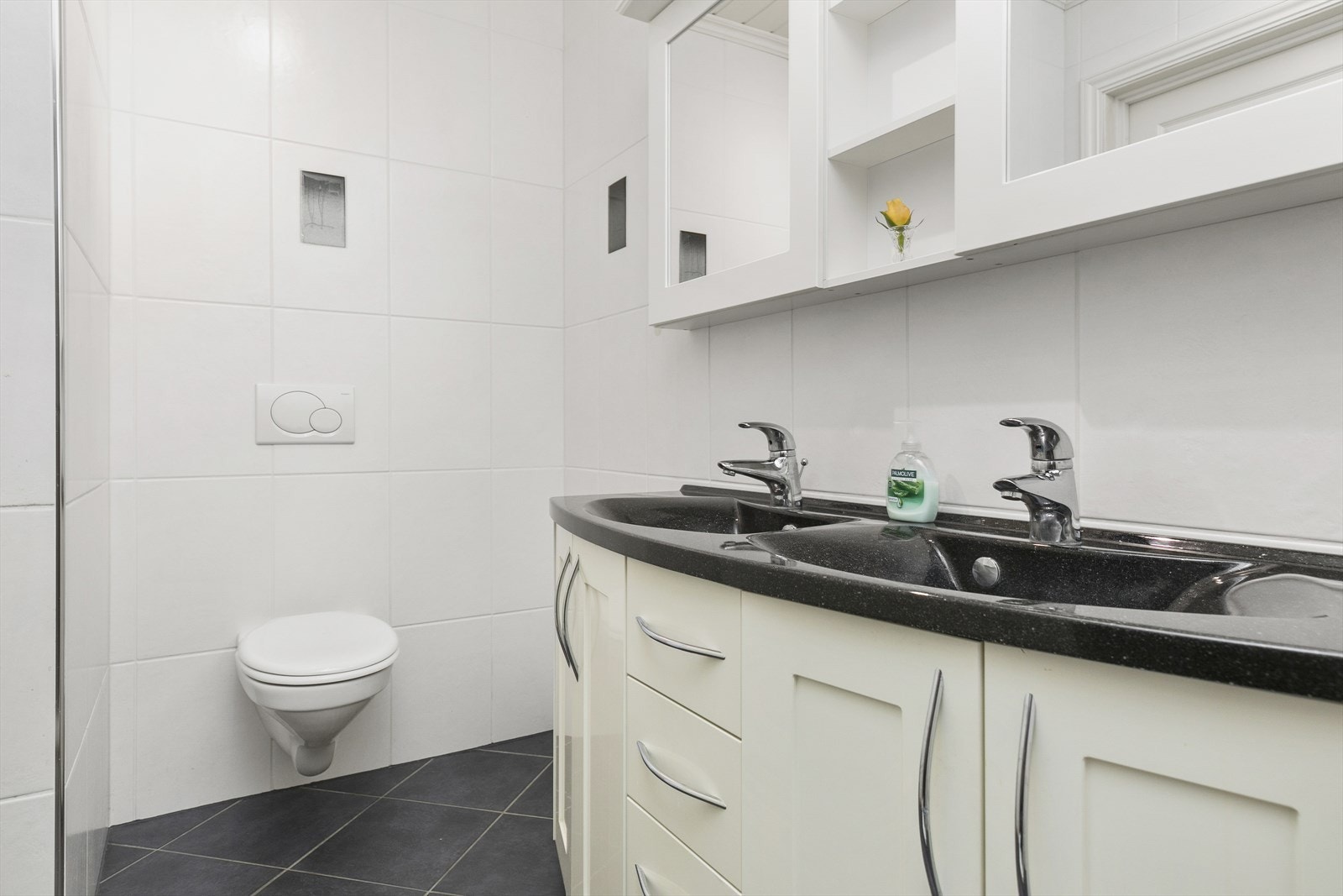 Badet i første etasje er flislagt og har en praktisk baderomsinnredning med dobbel servant. Galleribilde
