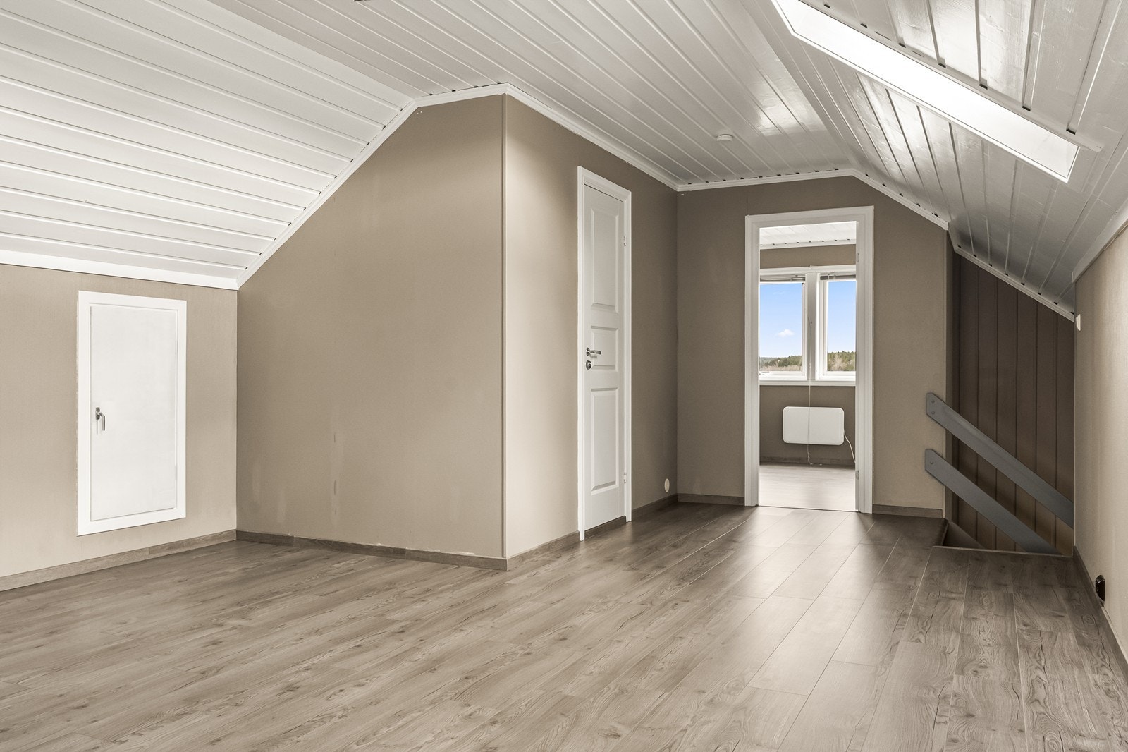 Loftsetasjen har en åpen og lys følelse, med tilgang til soverom og bad. Galleribilde