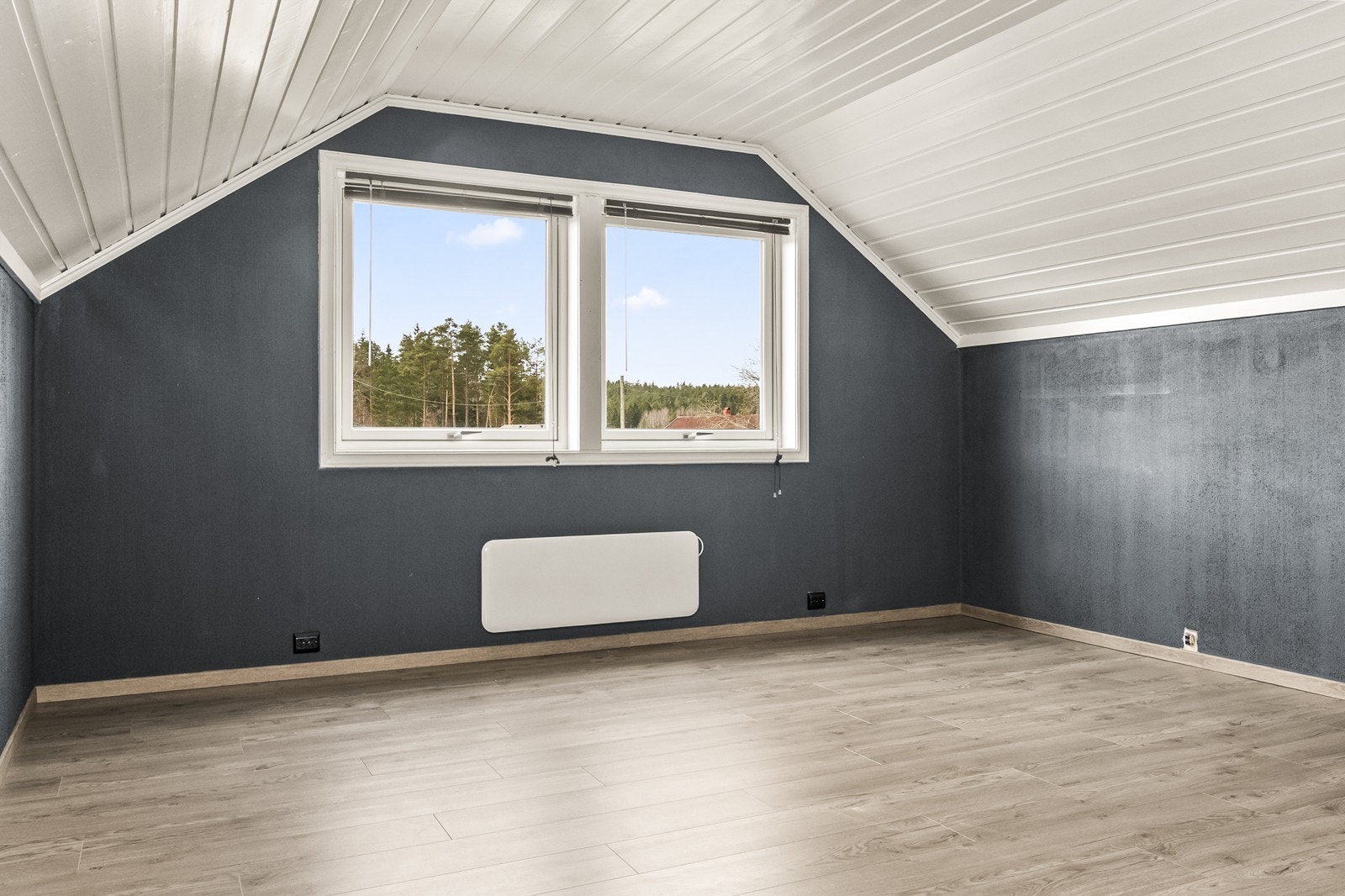 Loftstuen i andre etasje gir ekstra rom for lek, arbeid eller en egen TV-sone. Galleribilde