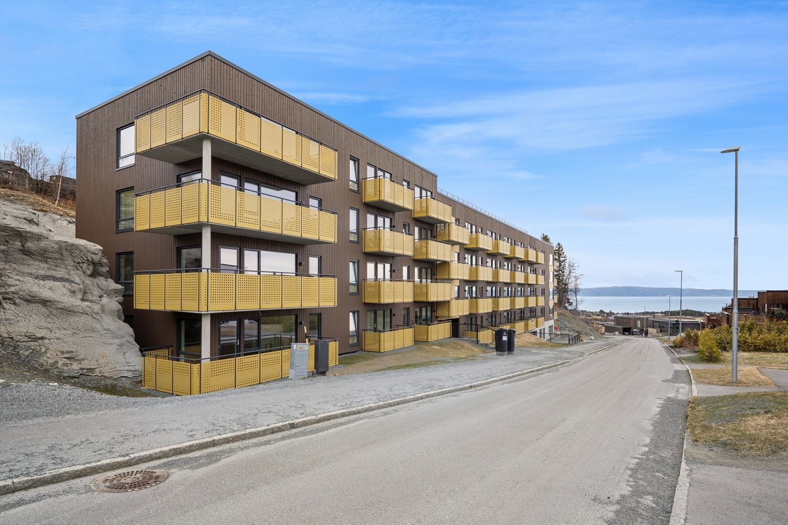 Fortunalia ligger på østsiden av byen med Jakobsli og Stokkanhaugen som nærmeste naboer. Området har umiddelbar nærhet til skog og mark og ligger like ved inngangen til Jonsvatnet. Galleribilde