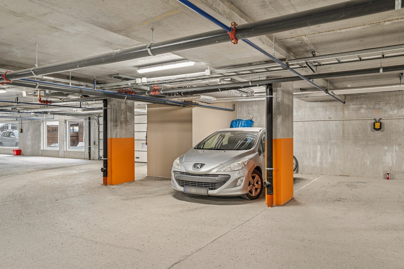 Fast parkeringsplass i oppvarmet parkeringskjeller. Galleribilde