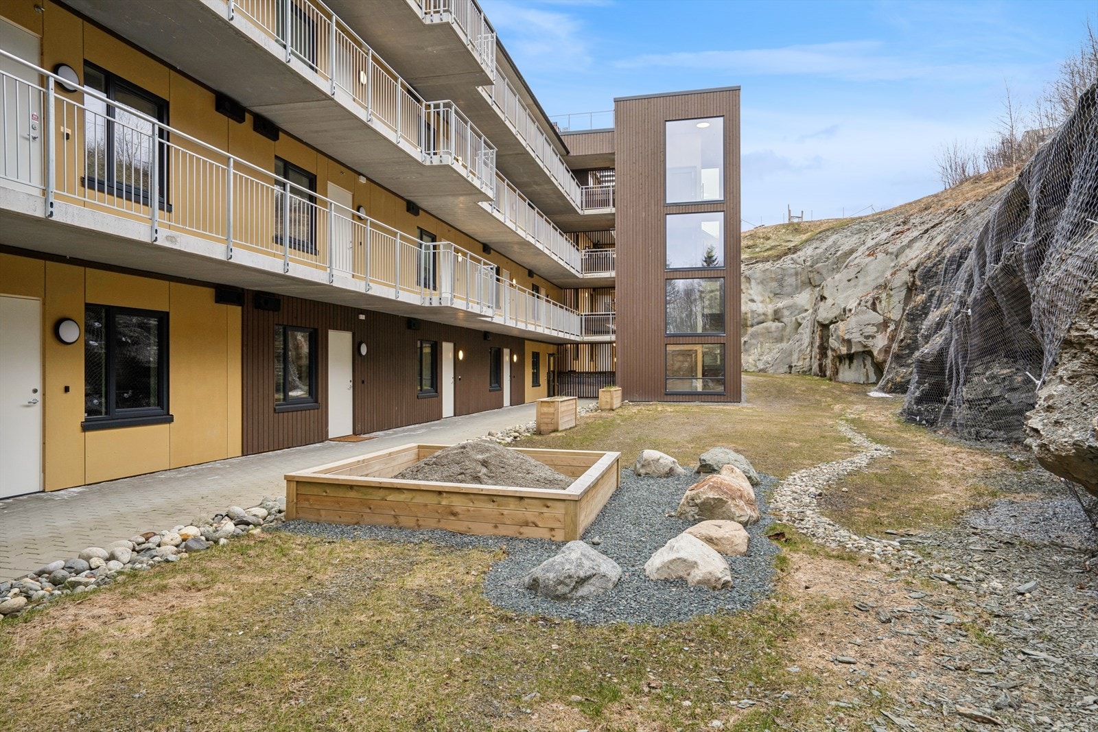 Leiligheten har kort vei til dagligvarebutikk, skole, barnehage og kollektivtransport, noe som gjør hverdagen enkel og effektiv. Galleribilde