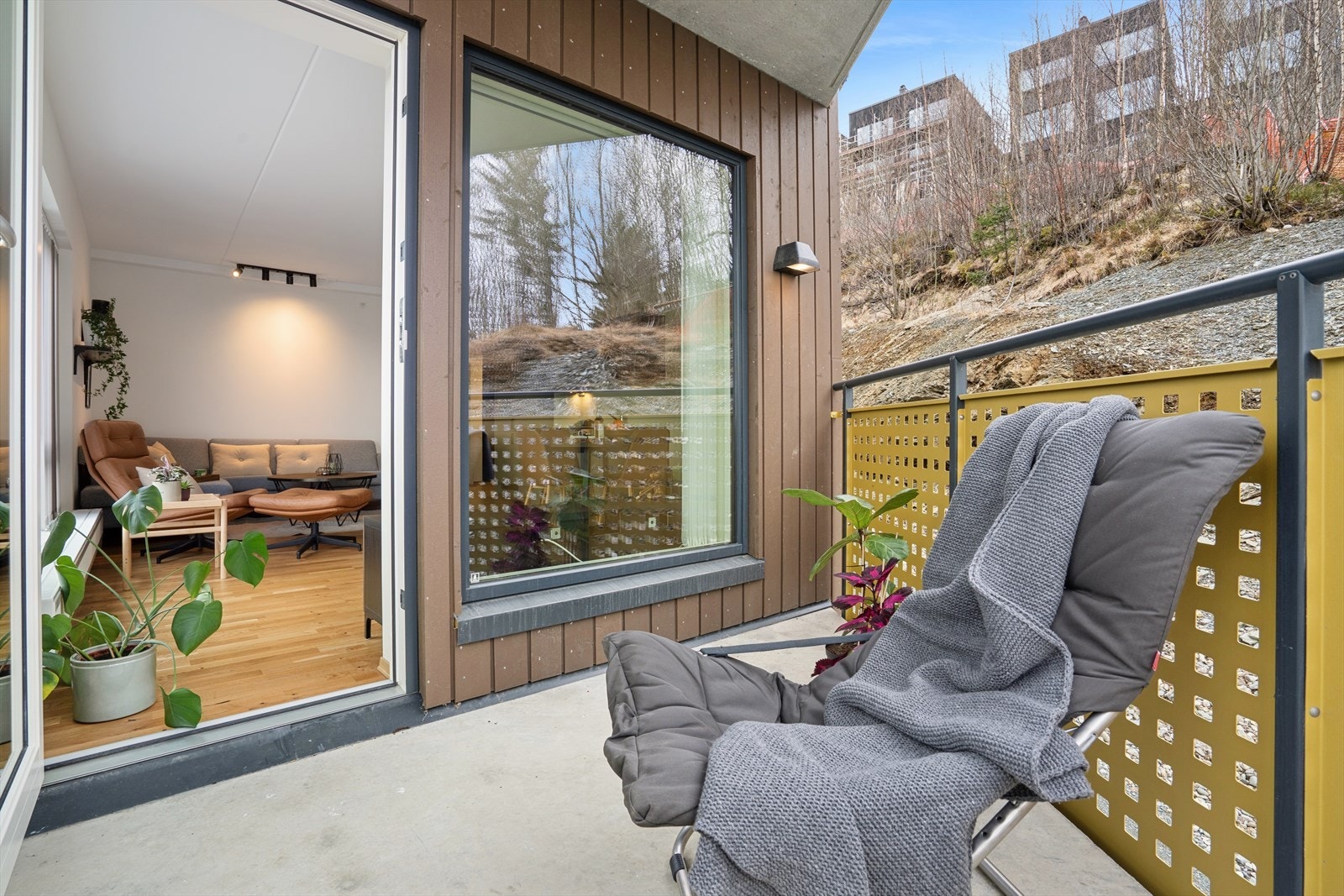 Her er det god plass til både sittegruppe, bord og grill. Galleribilde