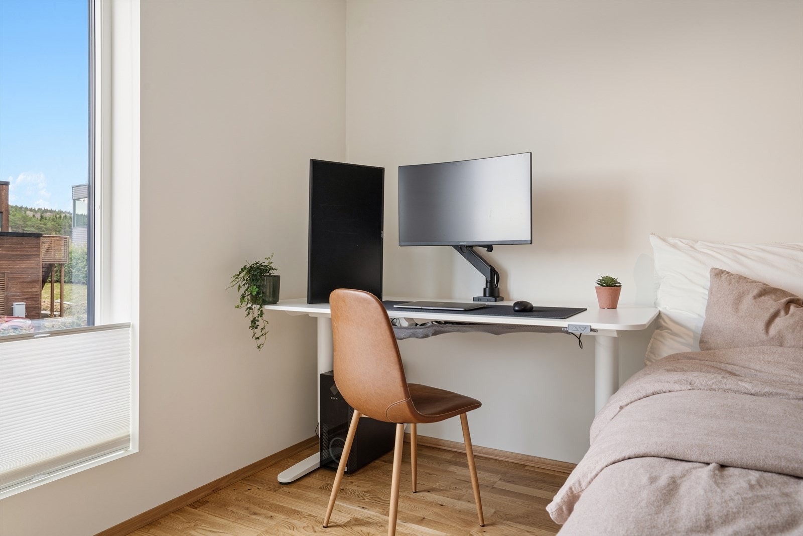 Kombinert kontor- og soveplass gir praktiske løsninger for både arbeid og hvile. Galleribilde
