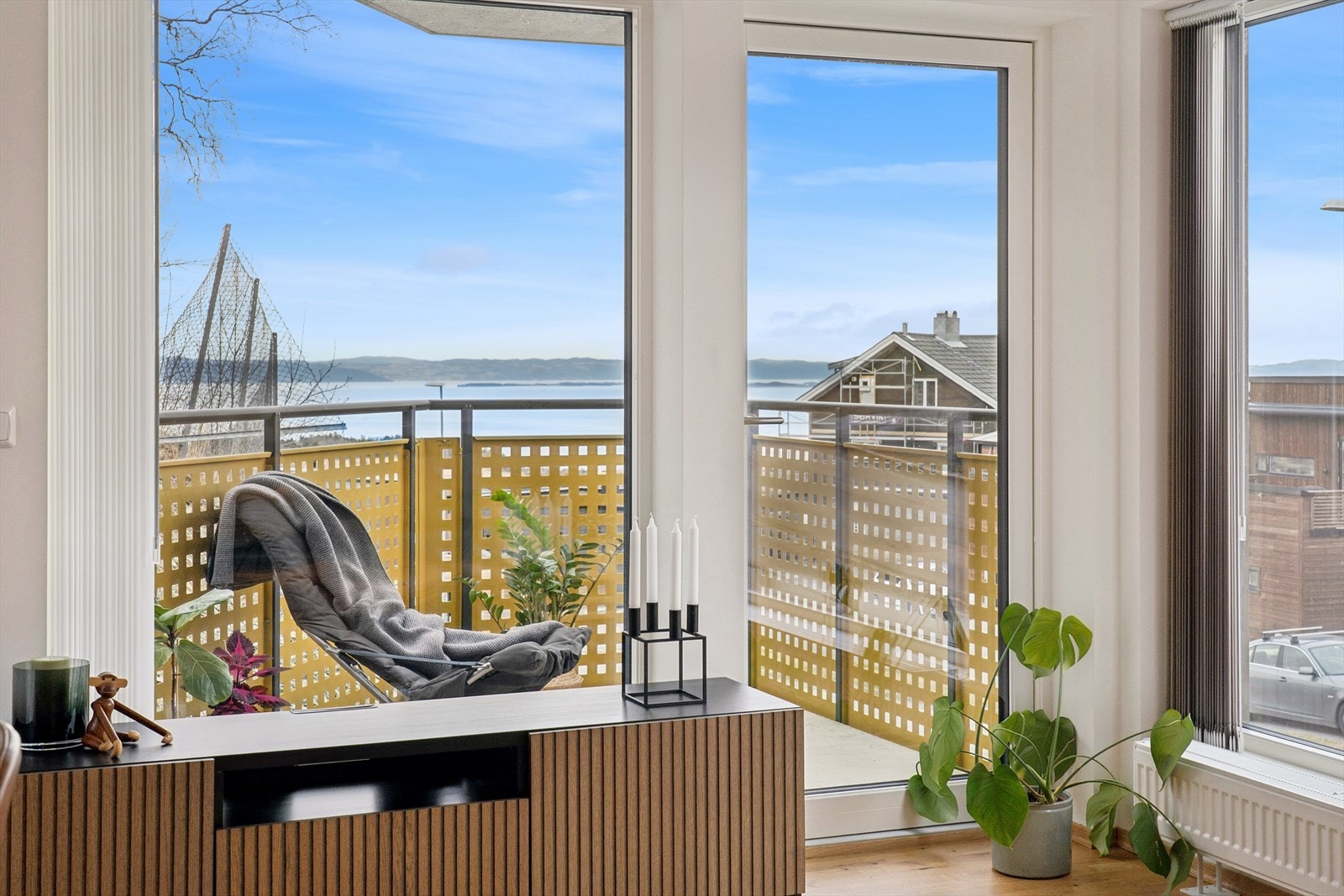 Fra stuen er det direkte utgang til boligens balkong. Galleribilde